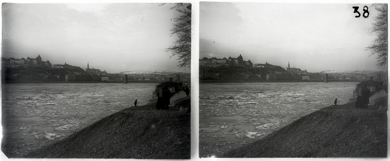 Magyarország, Budapest V., látkép a Királyi Palotával, a Széchenyi Lánchíddal, a zajló Dunával a Belgrád (Ferenc József) rakpartról., 1903, Schoch Frigyes, tél, Duna, jégzajlás, sztereófotó, Budapest, függőhíd, William Tierney Clark-terv, Fortepan #27659