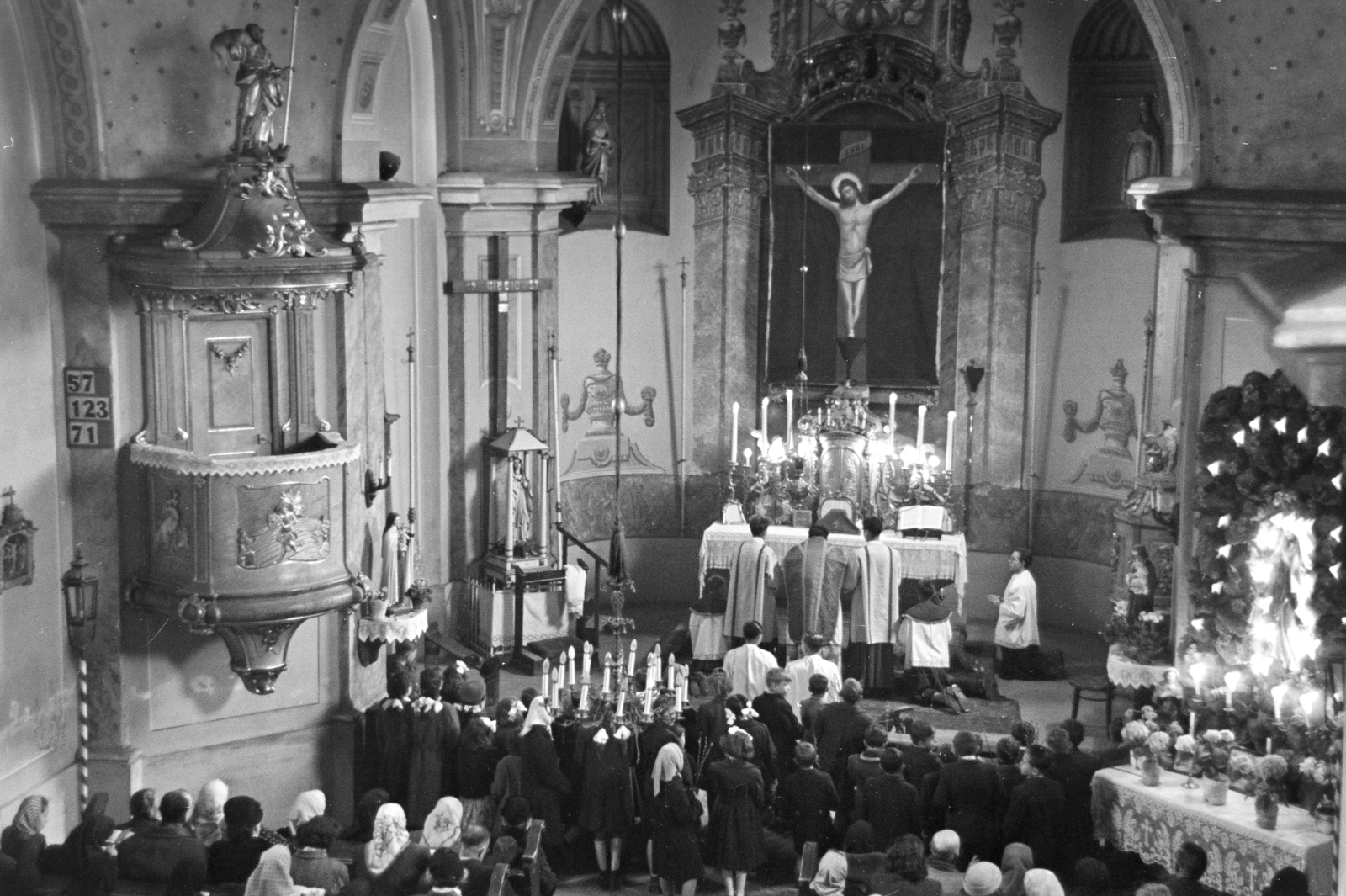 Magyarország, Budapest XVII., Péceli út 229., Rákoscsabai Nepomuki Szent János-templom. A felvétel a virágvasárnapi barkaszentelés alkalmával készült., 1960, Hámori Gyula, Budapest, térdepel, szószék, liturgia, oltárkép, templombelső, Fortepan #276593