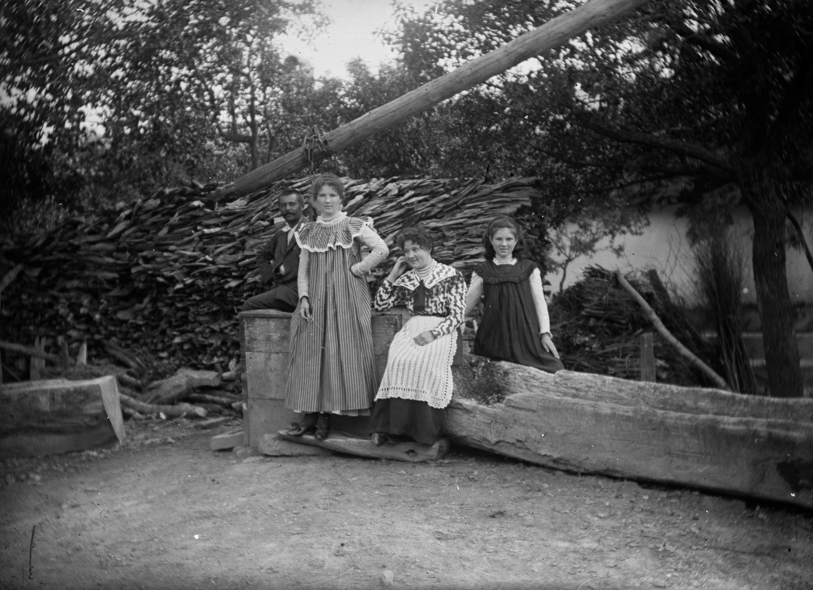 1918, Fortepan, village, family, tableau, summer, water trough, shadoof, Fortepan #2766