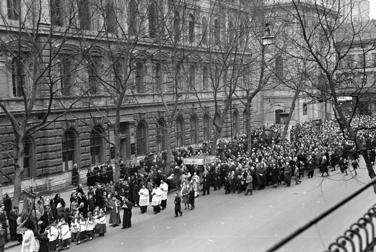 Magyarország, Budapest VI., Nagymező utca, a körmenet a Paulay Ede utca felé halad. Szemben a Pethő Sándor utca és a Király (Majakovszkij) utca között az Avilai nagy Szent Teréz-templom (Terézvárosi templom)., 1959, Hámori Gyula, Budapest, baldachin, Fortepan #276609