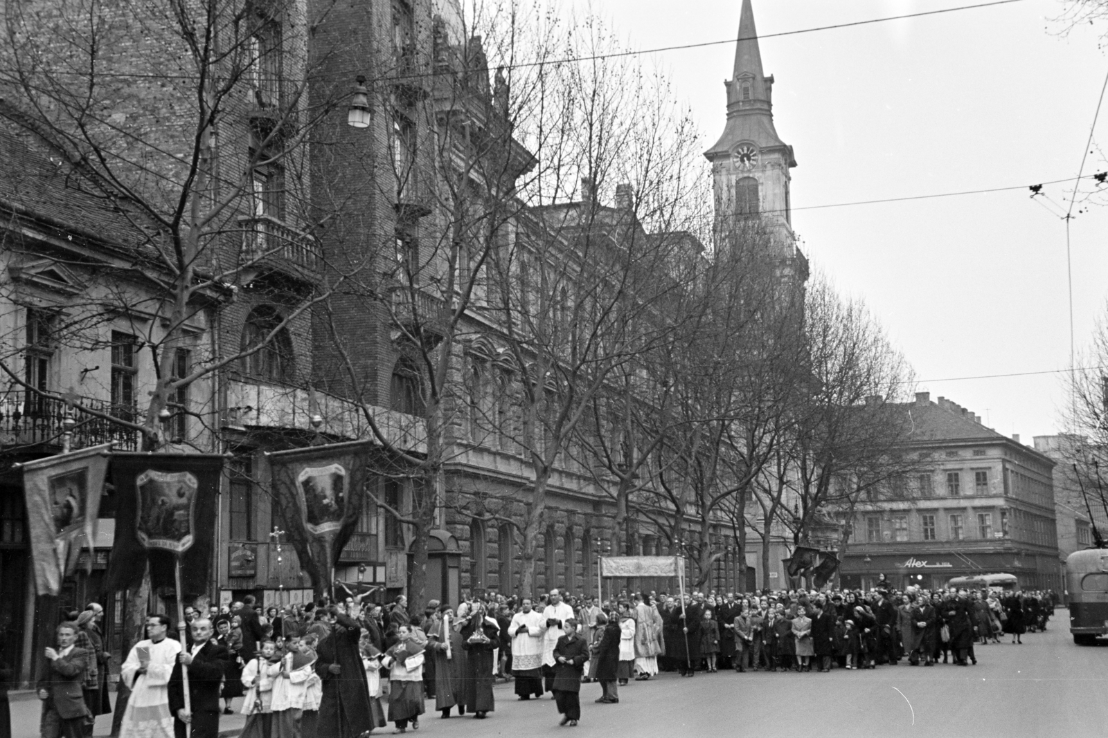 Magyarország, Budapest VI., Nagymező utca, a körmenet a Paulay Ede utca felé halad. Szemben a Pethő Sándor utca és a Király (Majakovszkij) utca között az Avilai nagy Szent Teréz-templom (Terézvárosi templom)., 1959, Hámori Gyula, Budapest, körmenet, Fortepan #276610