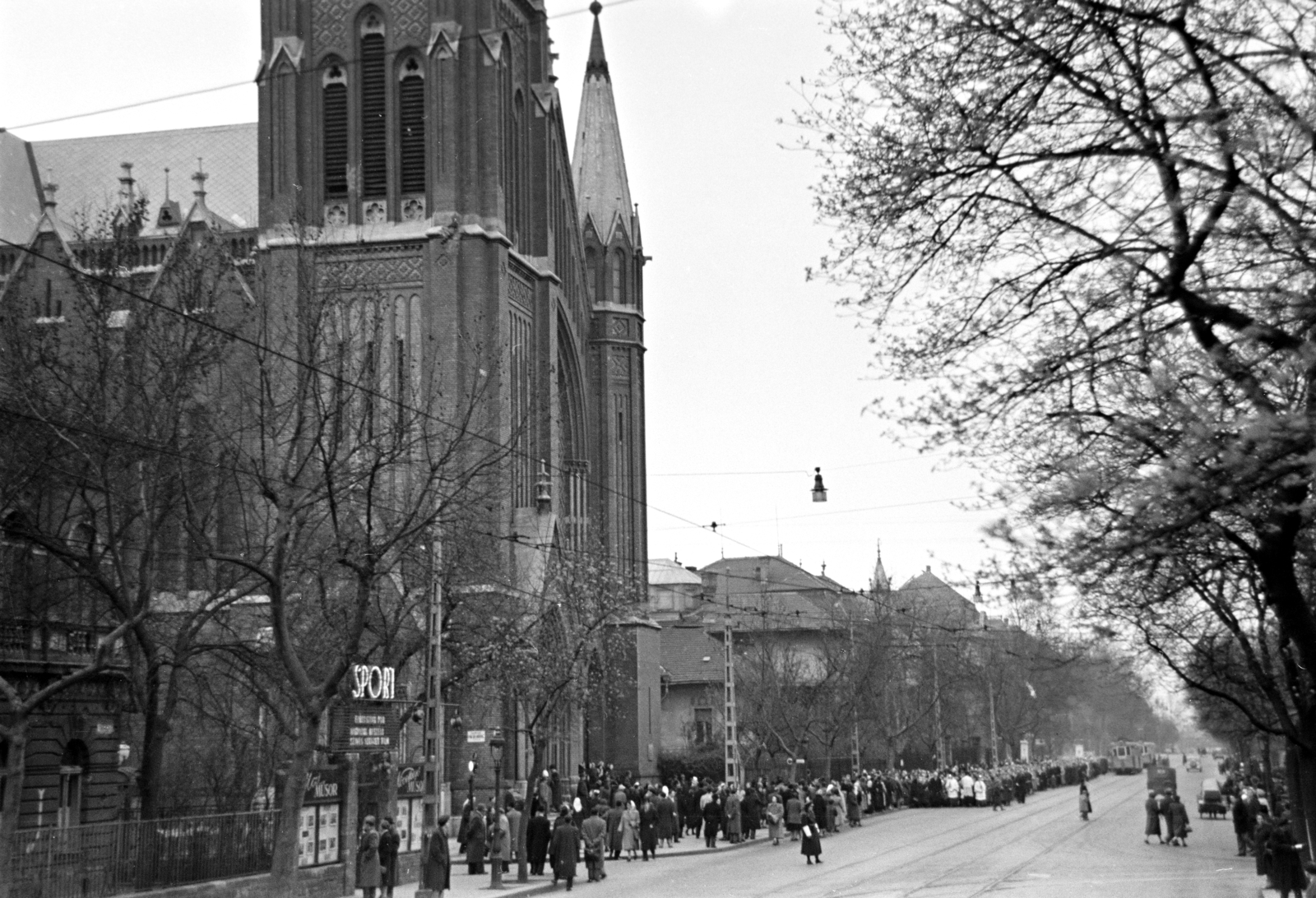 Hungary, Budapest XIV., Thököly út, balra a Cházár András utca torkolatánál a Sport mozi. Szemben Rózsafüzér Királynéja-templom előtt a körmenet résztvevői láthatók., 1954, Hámori Gyula, church, movie theater, procession, Budapest, Fortepan #276611