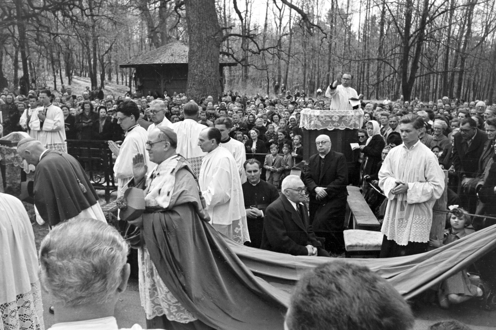 Hungary, Budakeszi, Makkosmária, a felvétel az Angyalok Királynéja-templom kertjében felállított Mária oltár előtt készült. Kovács Sándor szombathelyi megyéspüspök áldást oszt a misén résztvevőknek., 1961, Hámori Gyula, pilgrimage, Fortepan #276615