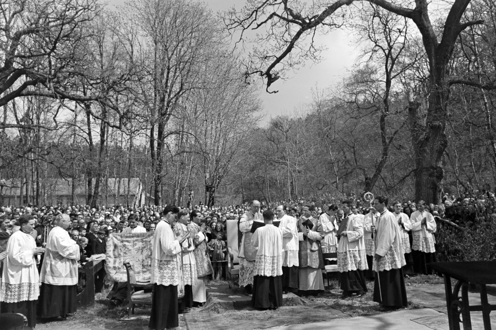 Hungary, Budakeszi, Makkosmária, a felvétel az Angyalok Királynéja-templom kertjében felállított Mária oltár előtt készült., 1961, Hámori Gyula, Fortepan #276620