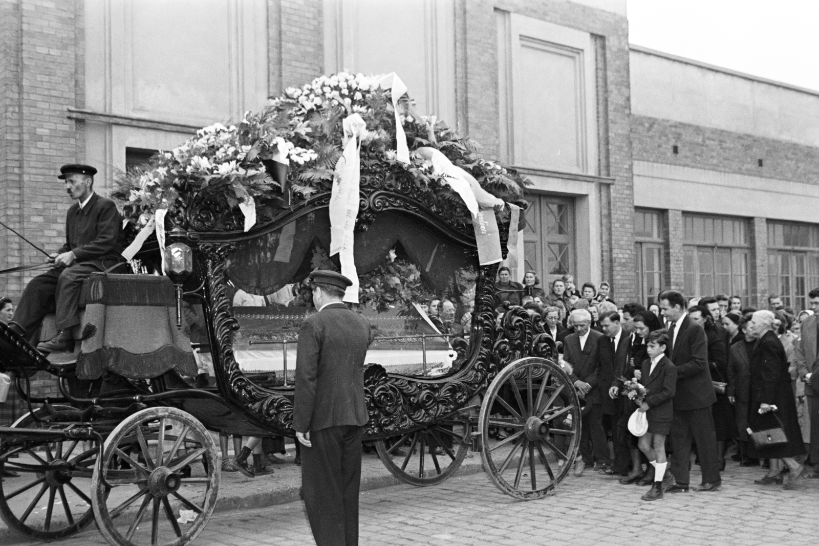1954, Hámori Gyula, mourning coach, funeral procession, funeral, Fortepan #276637