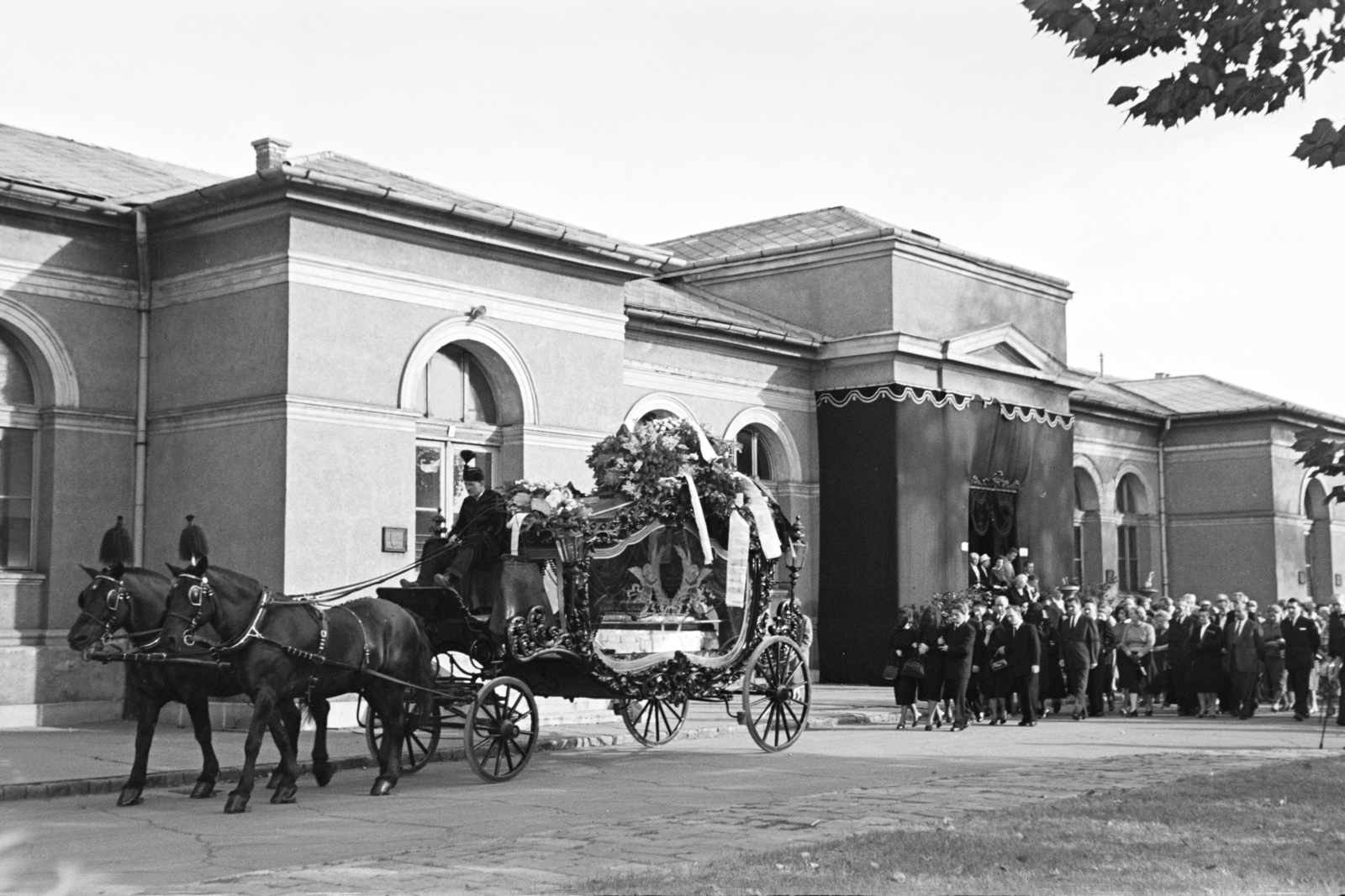 Hungary, Budapest VIII., Fiumei úti Nemzeti Sírkert (Kerepesi temető), ravatalozó., 1954, Hámori Gyula, Budapest, mourning coach, funeral, funeral home, Fortepan #276641