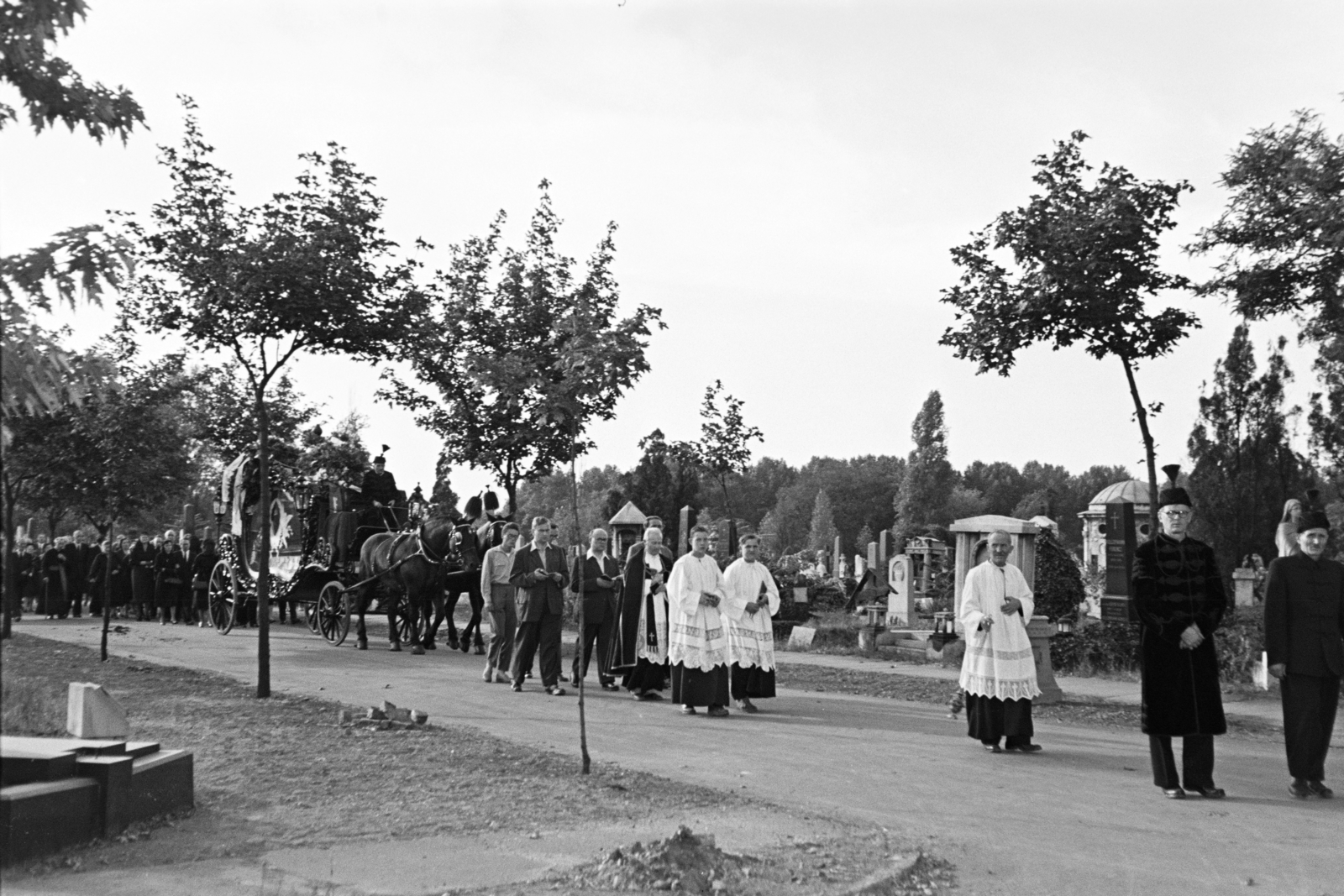 1954, Hámori Gyula, Catholic Church, mourning coach, funeral procession, funeral, cemetery, mute, Fortepan #276642
