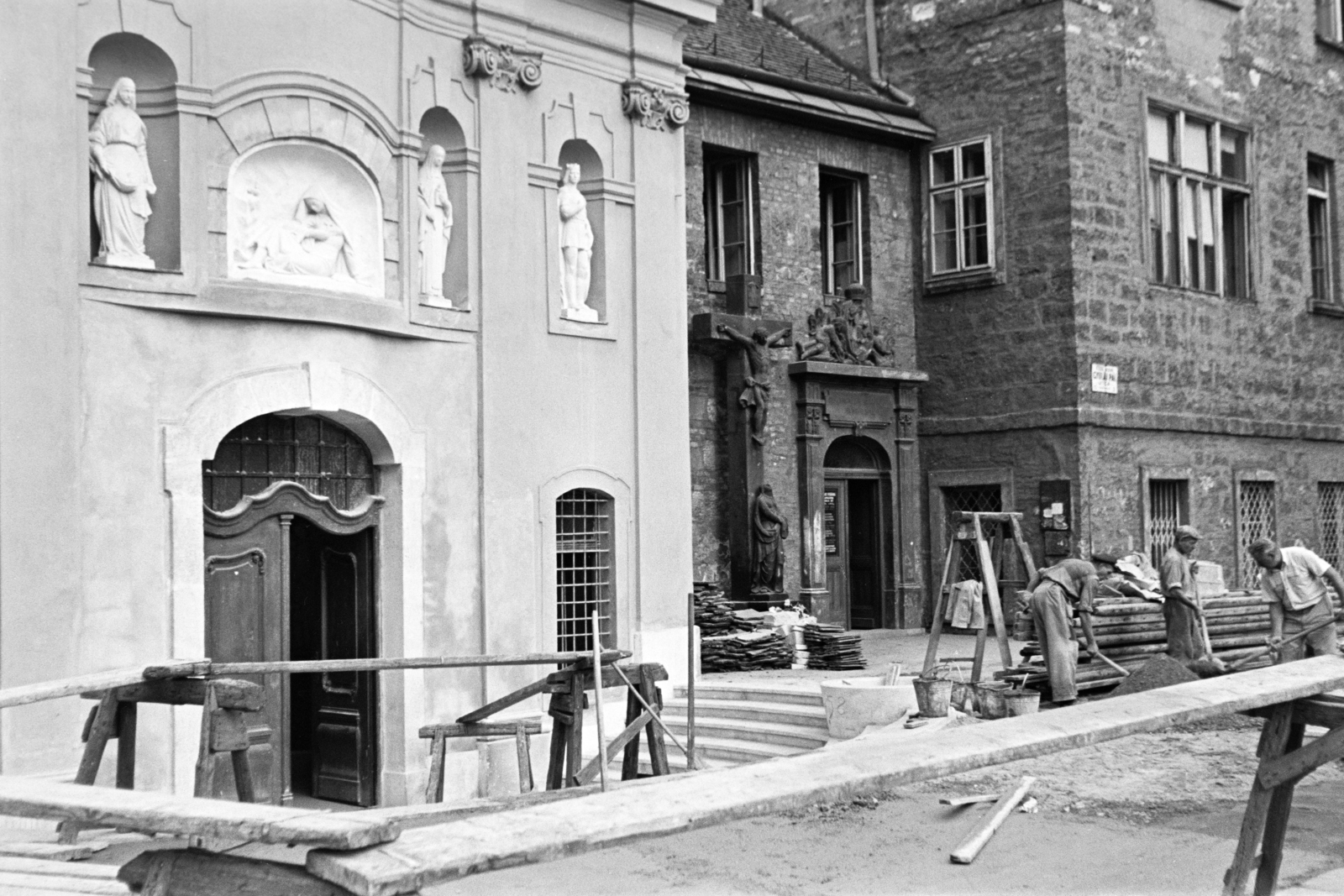 Magyarország, Budapest VIII., Gyulai Pál utca, a felvétel a Szent Rókus-kápolna előtt készült, mellette a Rókus kórház., 1958, Hámori Gyula, Budapest, kereszt_jelkép, szoborfülke, helyreállítás, Fortepan #276645