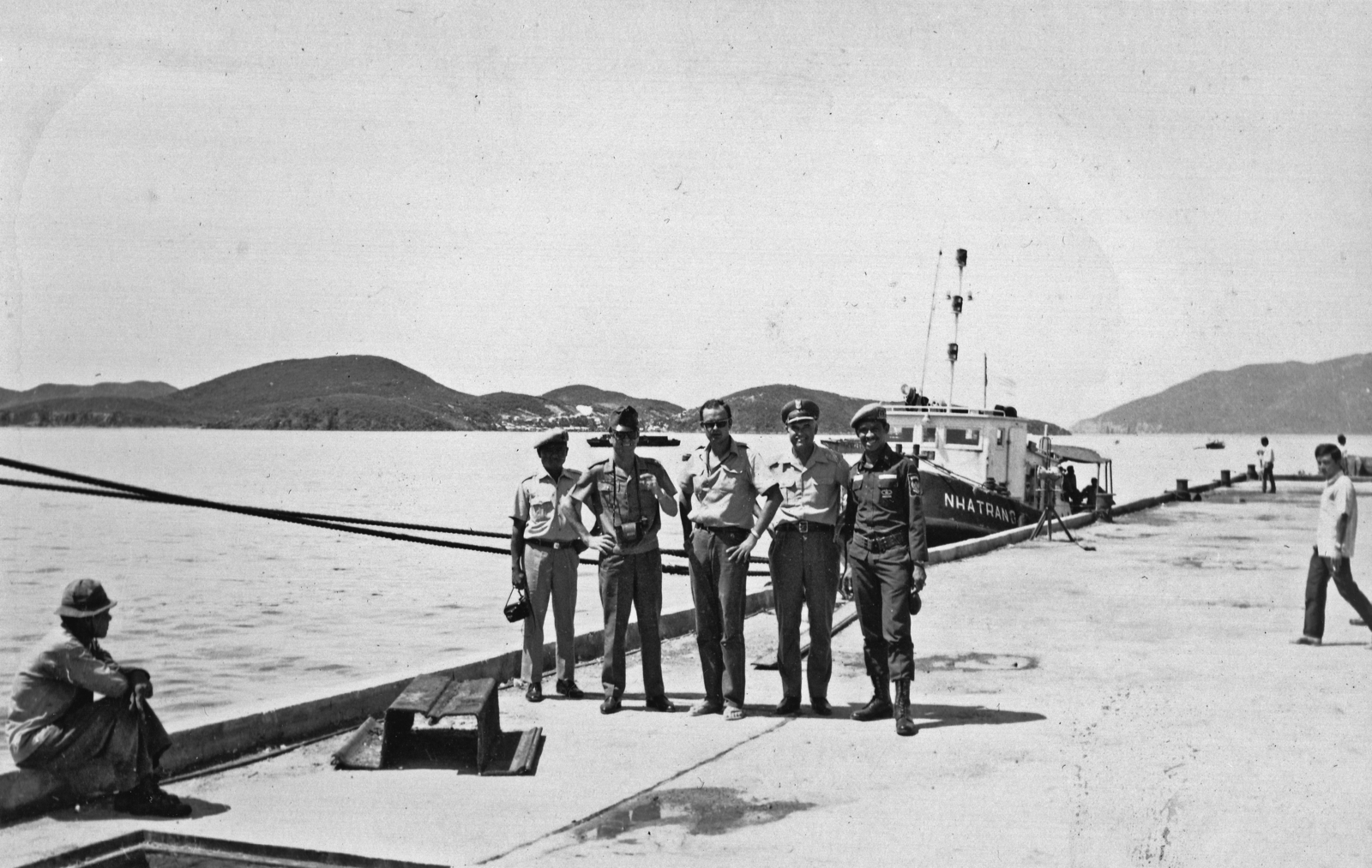 Vietnam, Nha Trang Port, háttérben balra Hon Mieu szigete., 1977, Hózer Benjamin, uniform, tableau, port, soldier, Fortepan #276653