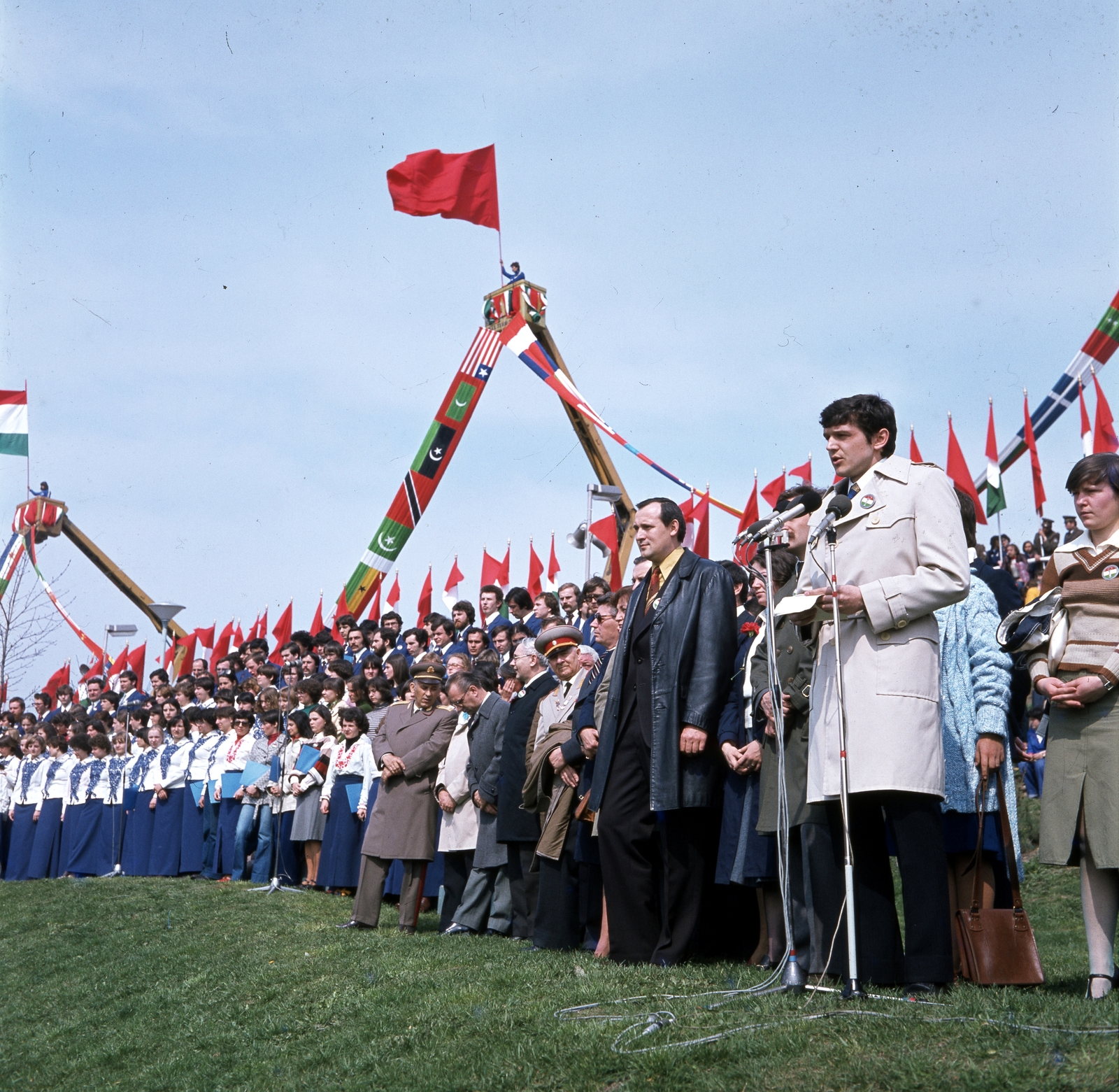 Hungary, Budapest XI., a Citadella alatti déli lejtő, Jubileumi park. A KISZ Forradalmi Ifjúsági Napok rendezvényén bőrkabátban Maróthy László, a mikrofonnál Hámori Csaba., 1978, Hózer Benjamin, Budapest, Fortepan #276662