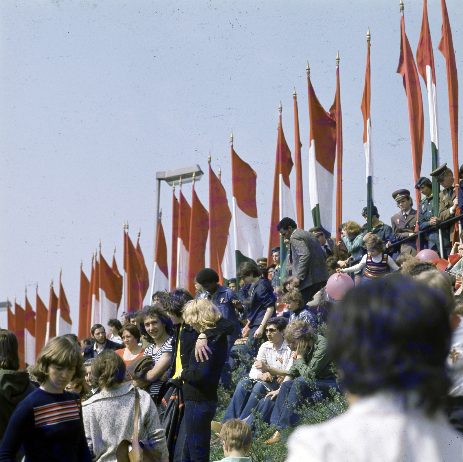 Magyarország, Gellérthegy, Budapest XI., a KISZ Forradalmi Ifjúsági Napok rendezvényének nézőközönsége a Jubileumi park feletti sétányon., 1978, Hózer Benjamin, Budapest, Fortepan #276663