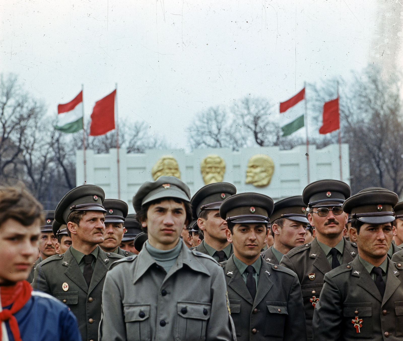 Hungary, Budapest XIV., Ötvenhatosok tere (Felvonulási tér) a Városligeti (Gorkij) fasornál. A KISZ Forradalmi Ifjúsági Napok rendezvénye, április 4-i ünnepség., 1980, Hózer Benjamin, 1st of May parade, badge, grandstand, Karl Marx-portrayal, Friedrich Engels-portrayal, Lenin-portrayal, soldier, young guard, Budapest, Fortepan #276666