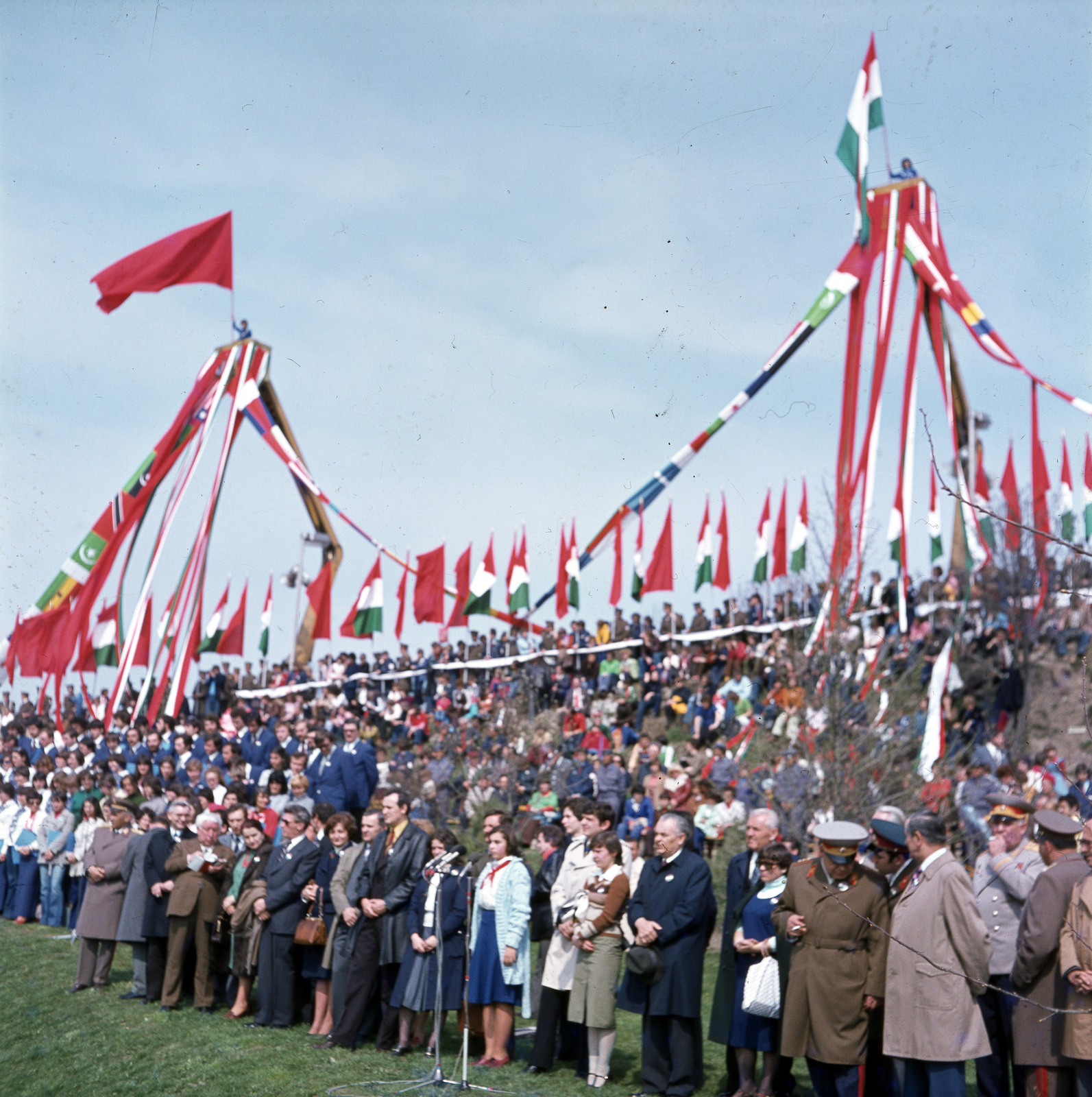 Hungary, Budapest XI., a KISZ Forradalmi Ifjúsági Napok rendezvényének nézőközönsége a Jubileumi park feletti sétányon., 1978, Hózer Benjamin, Budapest, Fortepan #276669