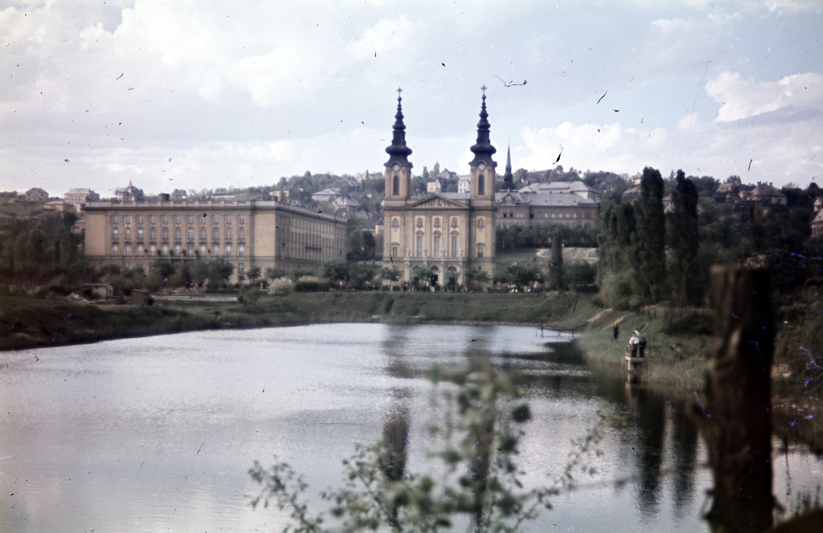 Magyarország, Budapest XI., a felvétel a Feneketlen-tónál készült, háttérben a Villányi útnál (Szent Imre herceg körút) a Szent Imre (később József Attila, majd Budai Ciszterci Szent Imre) Gimnázium és a Szent Imre-templom., 1938, Koncz Nándor, tó, Budapest, Fortepan #276699