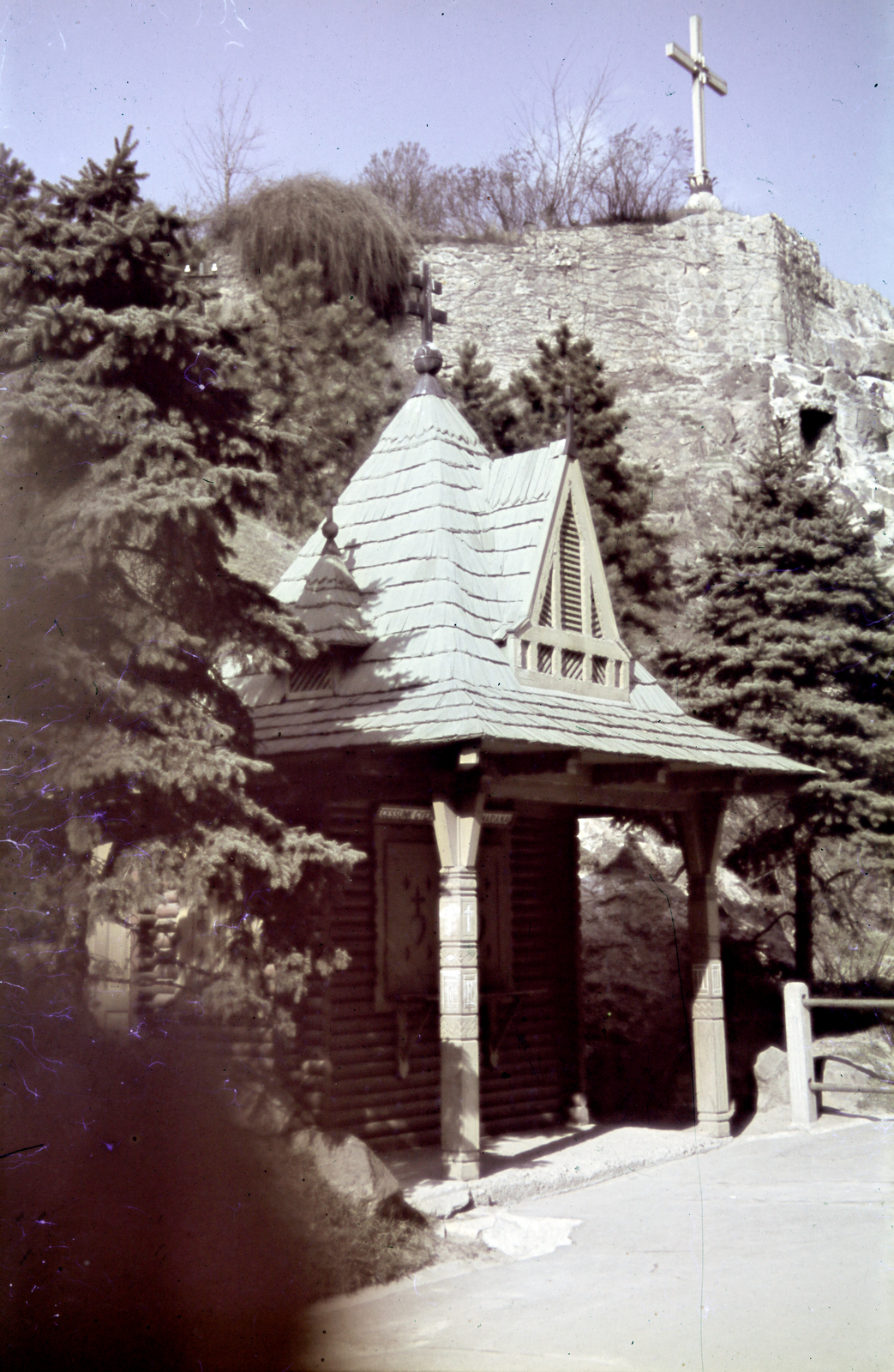 Hungary, Budapest XI., sétány, kegytárgyakat árusító pavilon, jobbra fent a Sziklatemplom feletti kereszt látható., 1941, Koncz Nándor, Budapest, Fortepan #276740