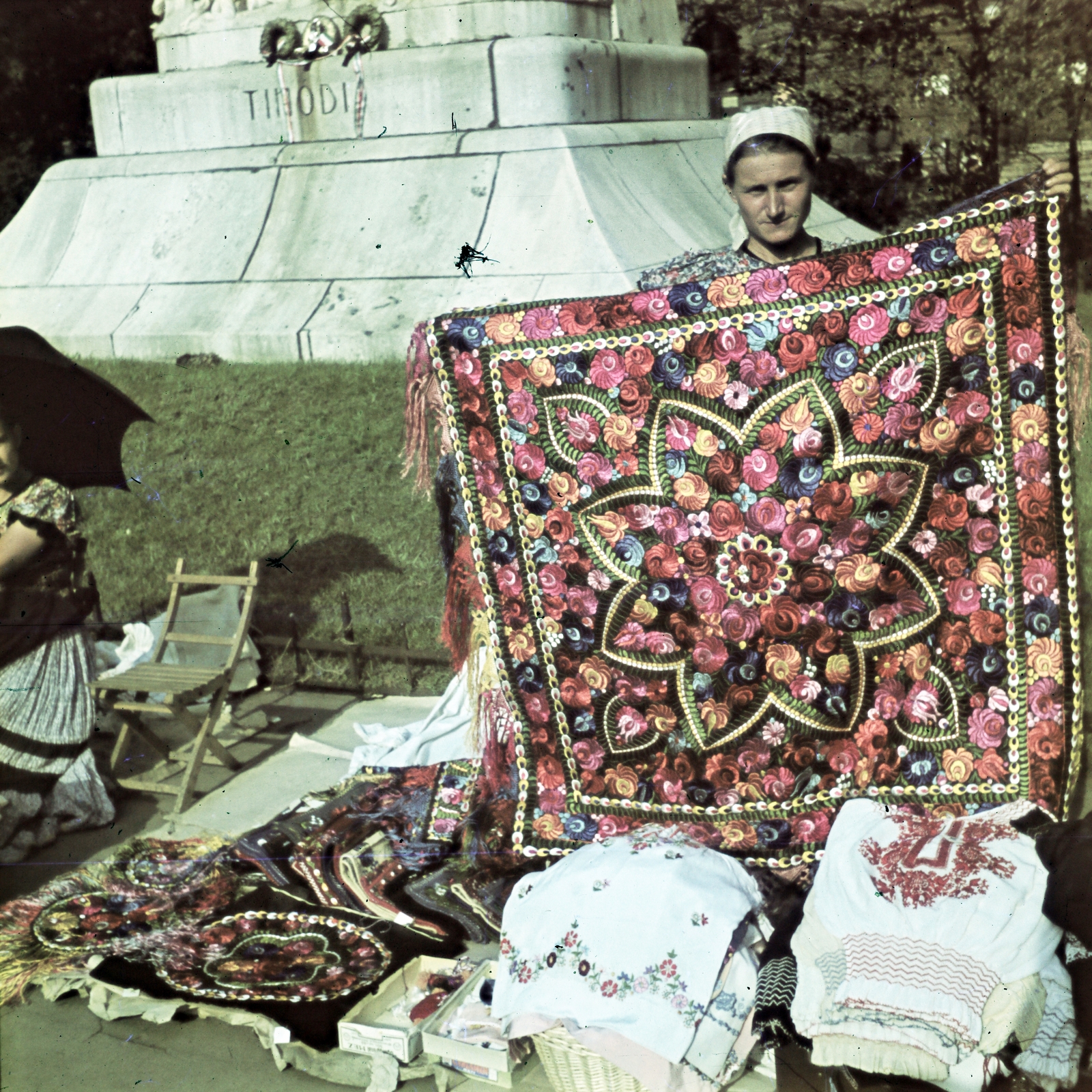 Hungary, Budapest VIII., Blaha Lujza tér, matyó kézimunkaárusok kirakodóvására, háttérben Tinódi Lantos Sebestyén szobrának talapzata., 1941, Koncz Nándor, Budapest, embroidery, folk costume, Fortepan #276742