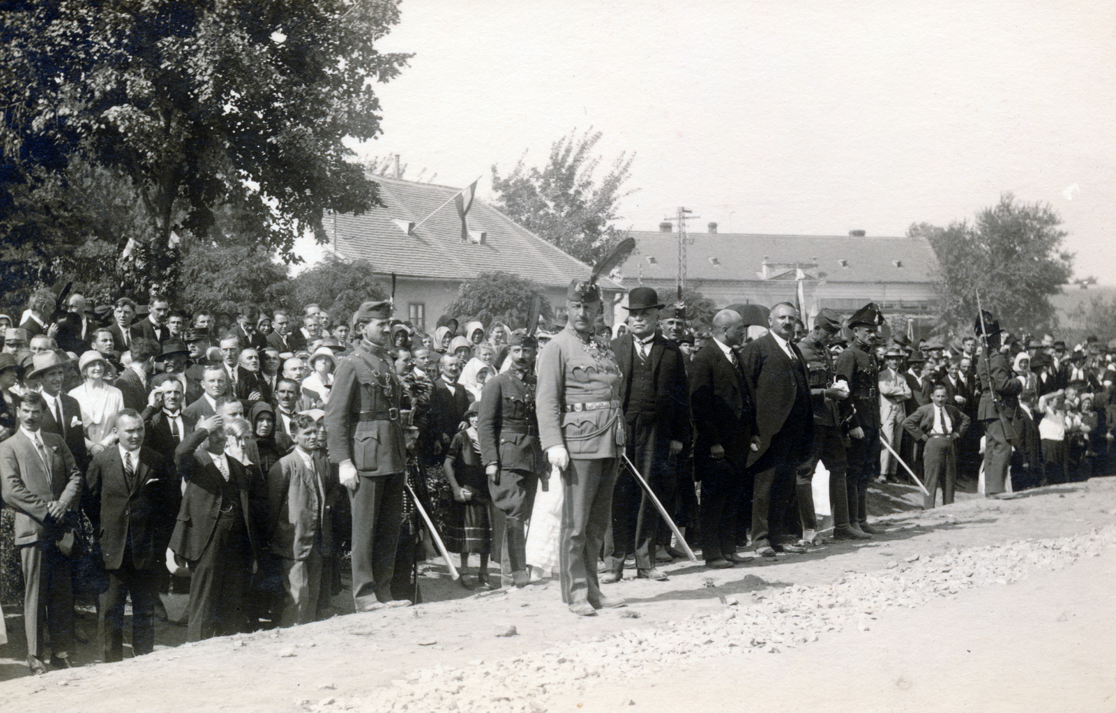 Hungary, Dombóvár, Hunyadi tér, középen József főherceg, tőle jobbra dr. Éry Márton Tolna vármegye alispánja. A felvétel a nagyközség I. világháborús hősi halottjainak emlékműve avatásakor készült., 1926, Koncz Nándor, audience, festive, soldier, sword, gendarme, Fortepan #276767