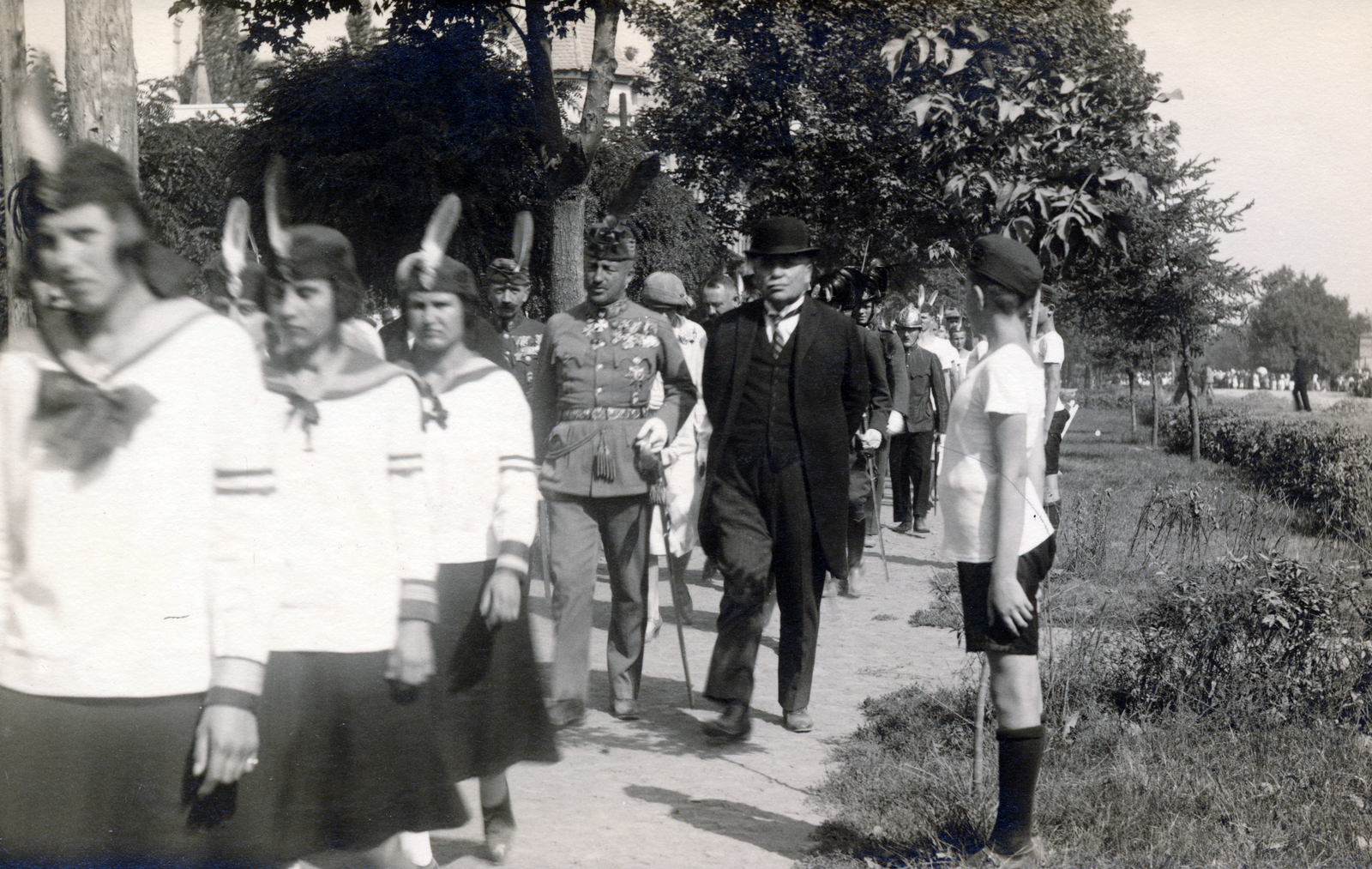 Magyarország, Dombóvár, középen József főherceg, tőle jobbra dr. Éry Márton Tolna vármegye alispánja. A felvétel a nagyközség I. világháborús hősi halottjainak emlékműve avatásakor készült., 1926, Koncz Nándor, úriember, fiúk, katona, sorfal, lányok, iskolai egyenruha, hátratett kéz, keménykalap, kitüntetés, madártoll, Fortepan #276768