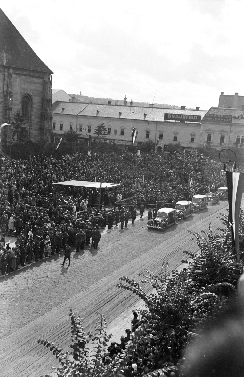 Románia,Erdély, Kolozsvár, Fő tér a magyar csapatok bevonulása idején, a Szent Mihály-templom előtti emelvénynél Horthy Miklós. A felvétel 1940. szeptember 15-én a kormányzói fogadó ünnepségen készült., 1940, Korner Veronika, Fortepan #276789