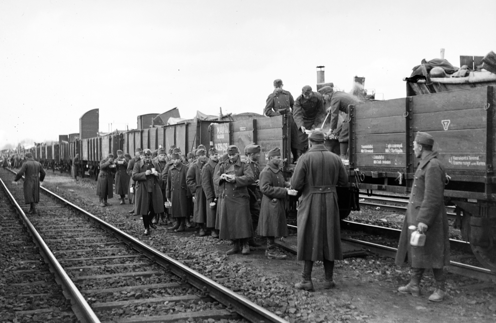 1942, Korner Veronika, csajka, ételosztás, vasúti szerelvény, Fortepan #276791