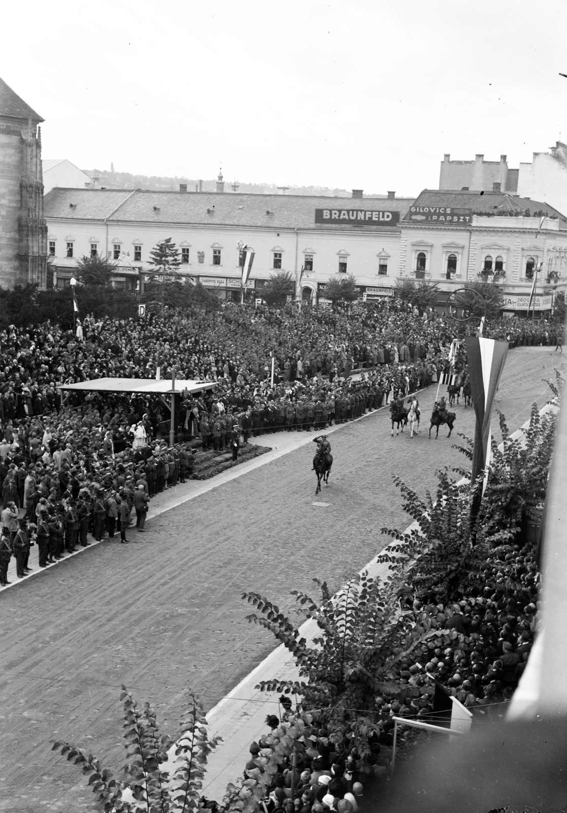 Románia,Erdély, Kolozsvár, Fő tér a magyar csapatok bevonulása idején, a Szent Mihály-templom előtti emelvénynél Horthy Miklós. A felvétel 1940. szeptember 15-én a kormányzói fogadó ünnepségen készült., 1940, Korner Veronika, Fortepan #276793