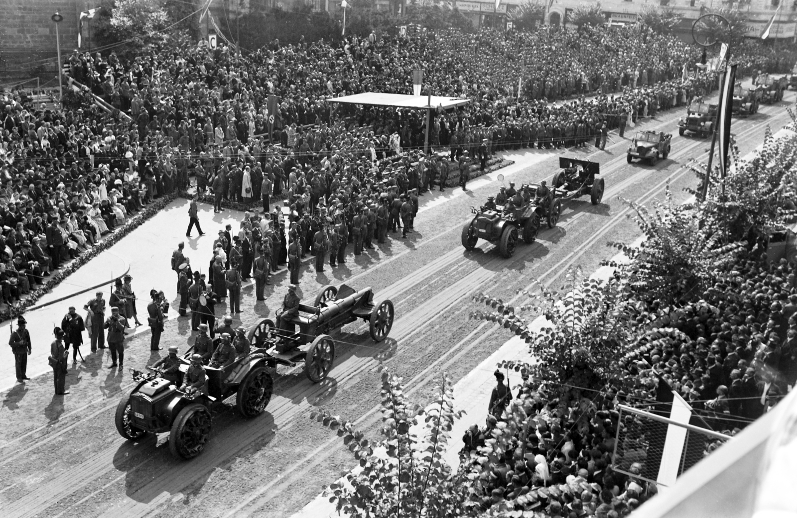 Romania,Transylvania, Cluj-Napoca, Fő tér a magyar csapatok bevonulása idején, a Szent Mihály-templom előtti emelvénynél Horthy Miklós. A felvétel 1940. szeptember 15-én a kormányzói fogadó ünnepségen készült., 1940, Korner Veronika, artillery tractor, Fortepan #276803