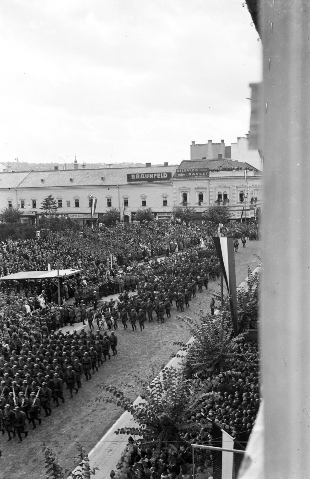 Romania,Transylvania, Cluj-Napoca, Fő tér a magyar csapatok bevonulása idején, a Szent Mihály-templom előtti emelvénynél Horthy Miklós. A felvétel 1940. szeptember 15-én a kormányzói fogadó ünnepségen készült., 1940, Korner Veronika, Fortepan #276815