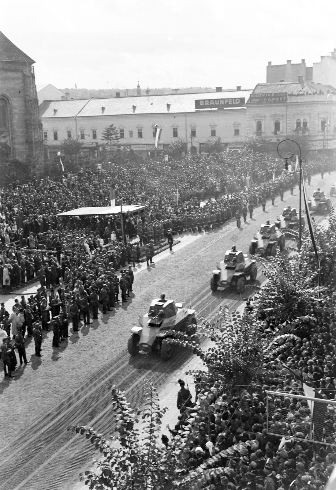 Romania,Transylvania, Cluj-Napoca, Fő tér a magyar csapatok bevonulása idején, a Szent Mihály-templom előtti emelvénynél Horthy Miklós. A felvétel 1940. szeptember 15-én a kormányzói fogadó ünnepségen készült., 1940, Korner Veronika, 39M Csaba, Fortepan #276822
