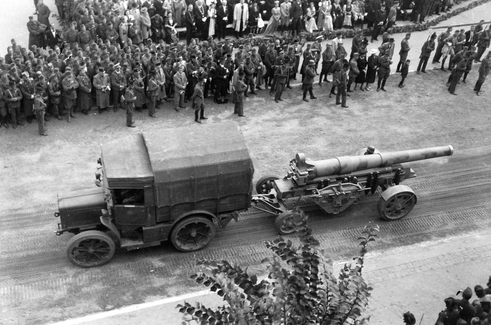 Romania,Transylvania, Cluj-Napoca, Fő tér a magyar csapatok bevonulása idején. A felvétel 1940. szeptember 15-én a kormányzói fogadó ünnepségen készült., 1940, Korner Veronika, artillery tractor, Breda TP32, Fortepan #276824