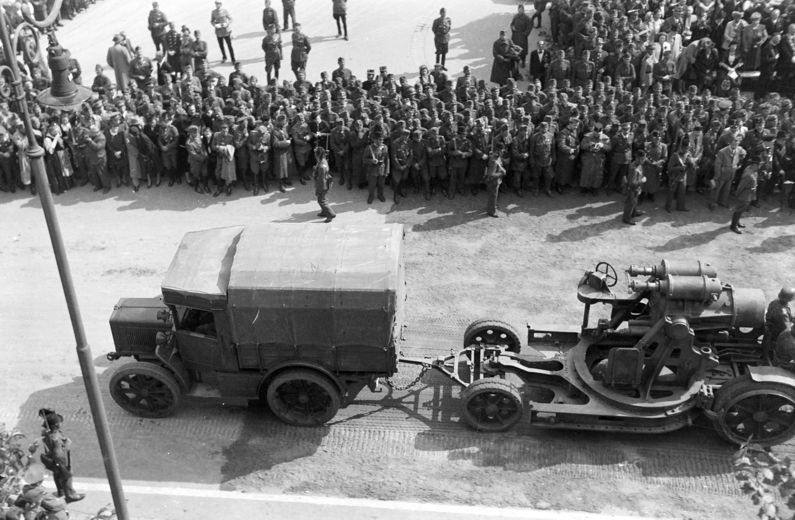 Romania,Transylvania, Cluj-Napoca, Fő tér a magyar csapatok bevonulása idején. A felvétel 1940. szeptember 15-én a kormányzói fogadó ünnepségen készült., 1940, Korner Veronika, artillery tractor, Breda TP32, cannon, Skoda 305 mm Model 1911, plan view, Fortepan #276831