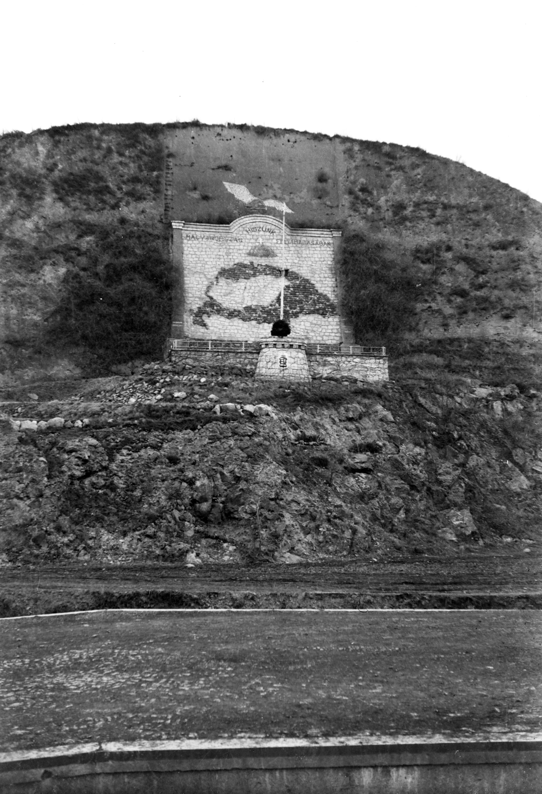 Hungary, Tokaj, országzászló., 1942, Korner Veronika, Best of, monument, flag, flower decoration, Fortepan #276838