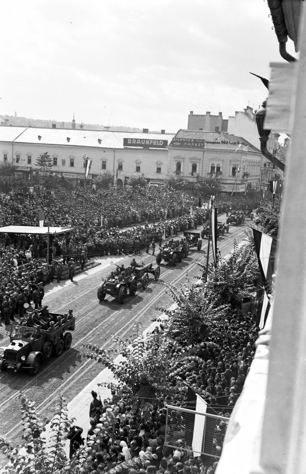 Romania,Transylvania, Cluj-Napoca, Fő tér a magyar csapatok bevonulása idején, a Szent Mihály-templom előtti emelvénynél Horthy Miklós. A felvétel 1940. szeptember 15-én a kormányzói fogadó ünnepségen készült., 1940, Korner Veronika, artillery tractor, Fortepan #276843