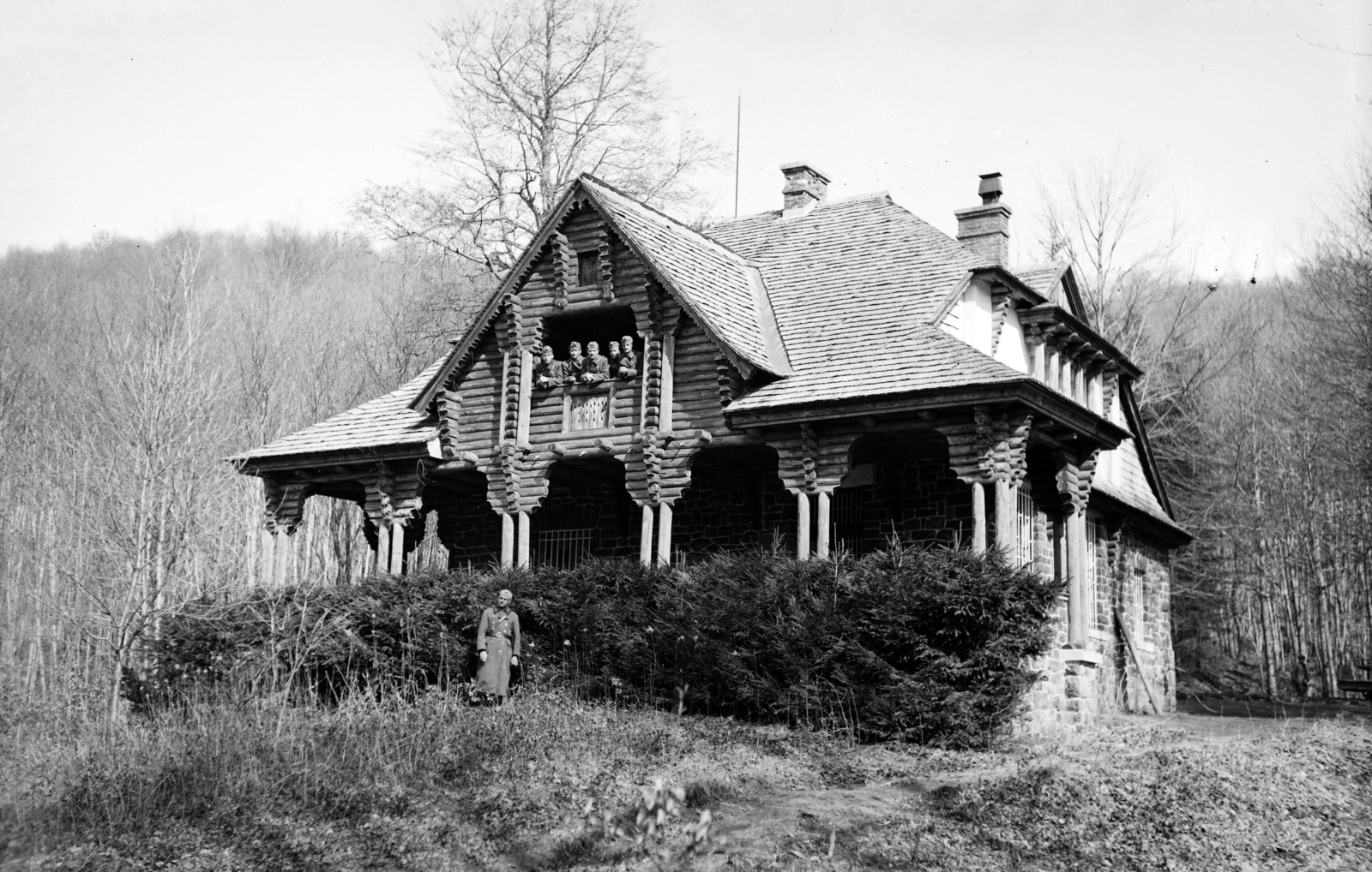 Szlovákia, Vihorlát-hegység, Remetevasgyár, Gladys Vanderbilt Széchenyi grófnő kastélya a Morské oko partján., 1941, Korner Veronika, erkély, katona, Fortepan #276857