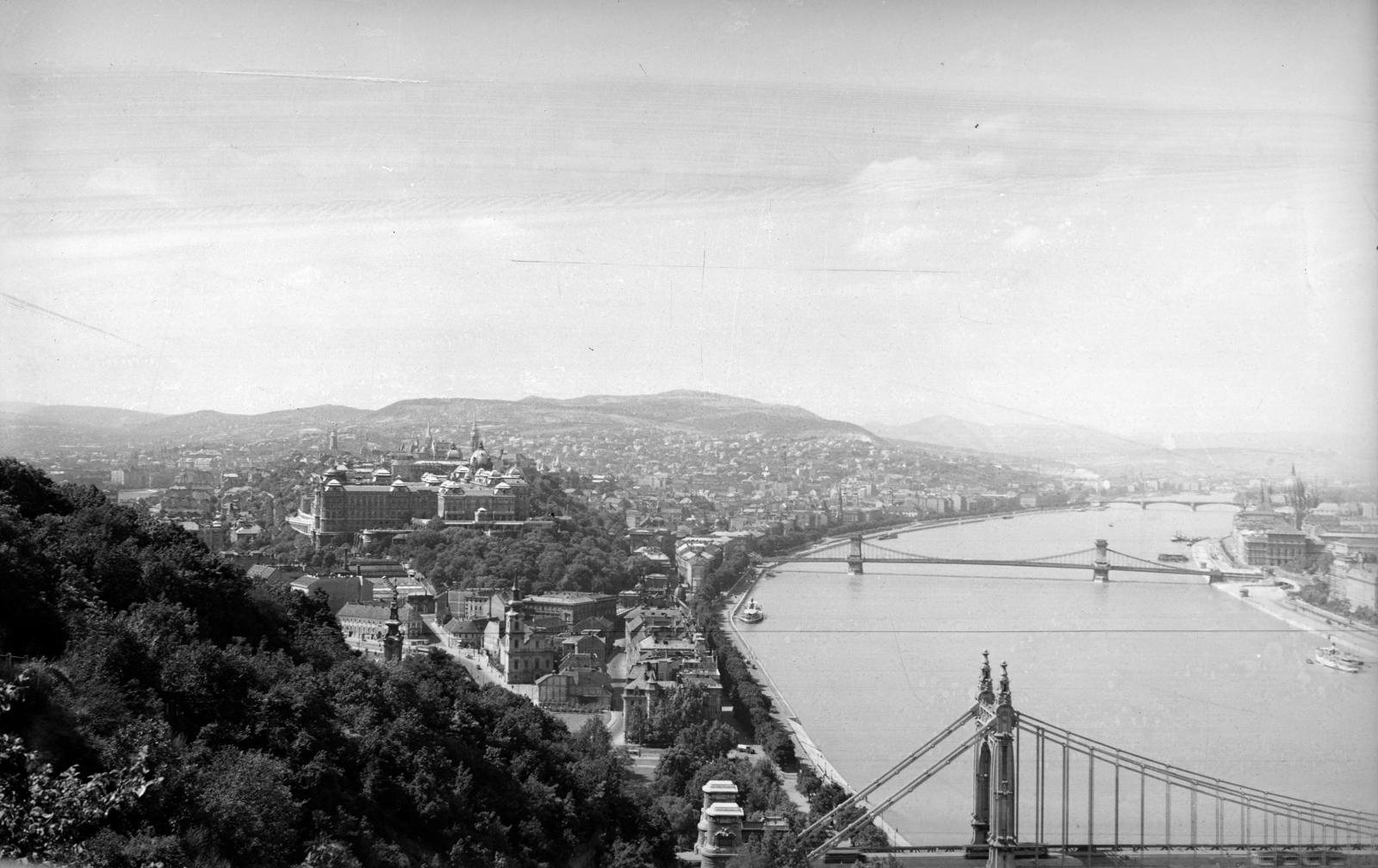 Hungary, Budapest I.,Budapest V., látkép a Gellért-hegy felől a Királyi Palota (ma Budavári Palota), a Széchenyi Lánchíd és a budai hegyek felé., 1941, Korner Veronika, Budapest, Fortepan #276859