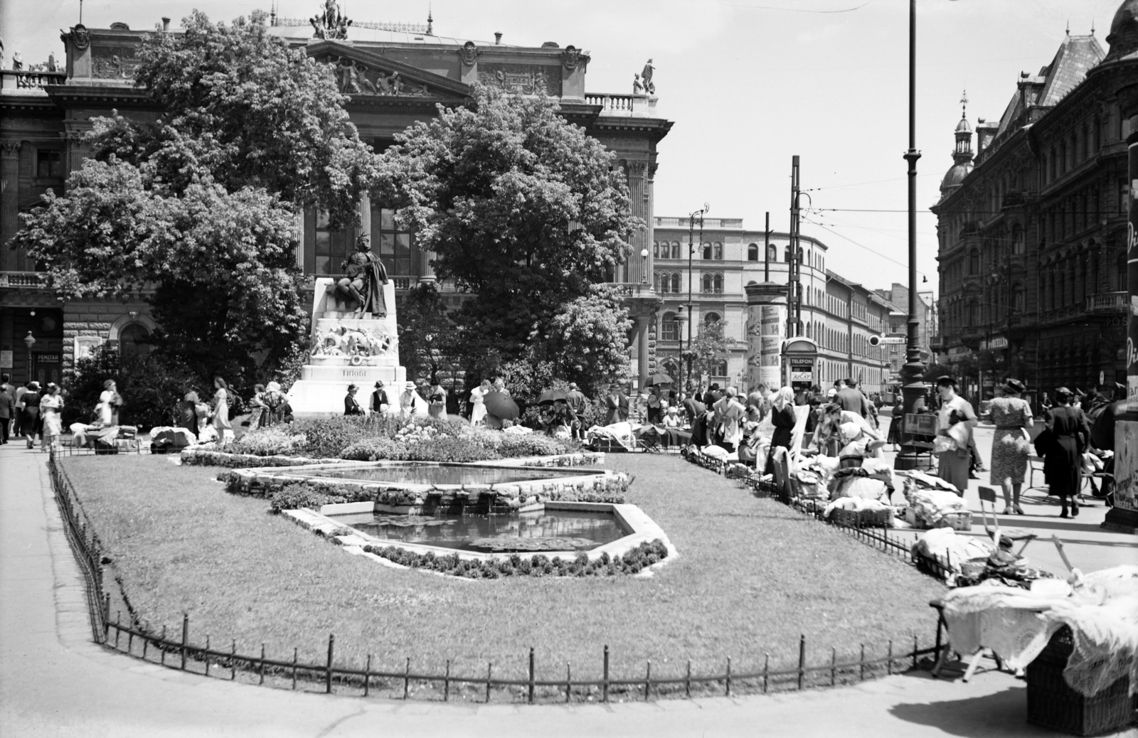 Hungary, Budapest VIII., Blaha Lujza tér, a Nemzeti Színház előtt Tinódi Lantos Sebestyén szobra (Bezerédi Gyula, 1907)., 1941, Korner Veronika, national theater, Budapest, Fortepan #276876
