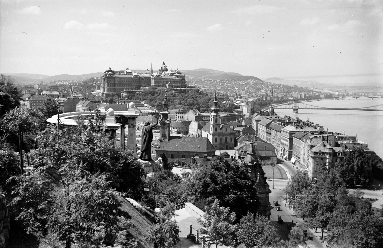 Hungary, Budapest I.,Budapest V., látkép a Gellért-hegy felől a Királyi Palota (ma Budavári Palota) és a Széchenyi Lánchíd felé, előtérben a Szent Gellért-emlékmű., 1941, Korner Veronika, picture, Budapest, Fortepan #276877