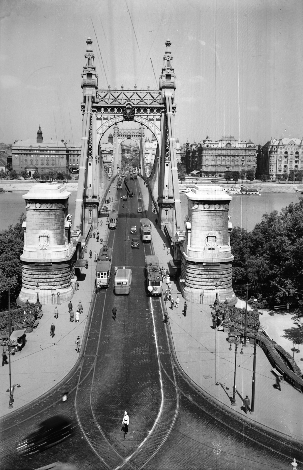Magyarország, Budapest I.,Budapest V., az Erzsébet híd a Gellért-hegyről nézve., 1939, Korner Veronika, Best of, rendőr, pad, járókelő, sínpálya, rendőrdobogó, forgalomirányítás, villamos, autóbusz, híd, Budapest, Fortepan #276878