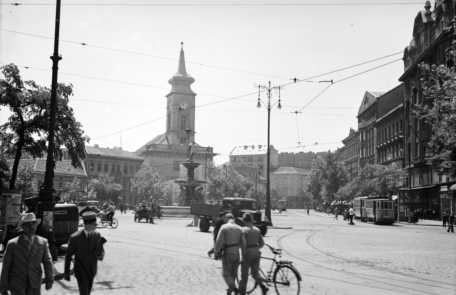 Magyarország, Budapest V.,Budapest IX., Kálvin tér., 1941, Korner Veronika, Best of, református, villamos, járókelő, utcakép, szökőkút, templom, katona, kerékpár, Budapest, Fortepan #276882