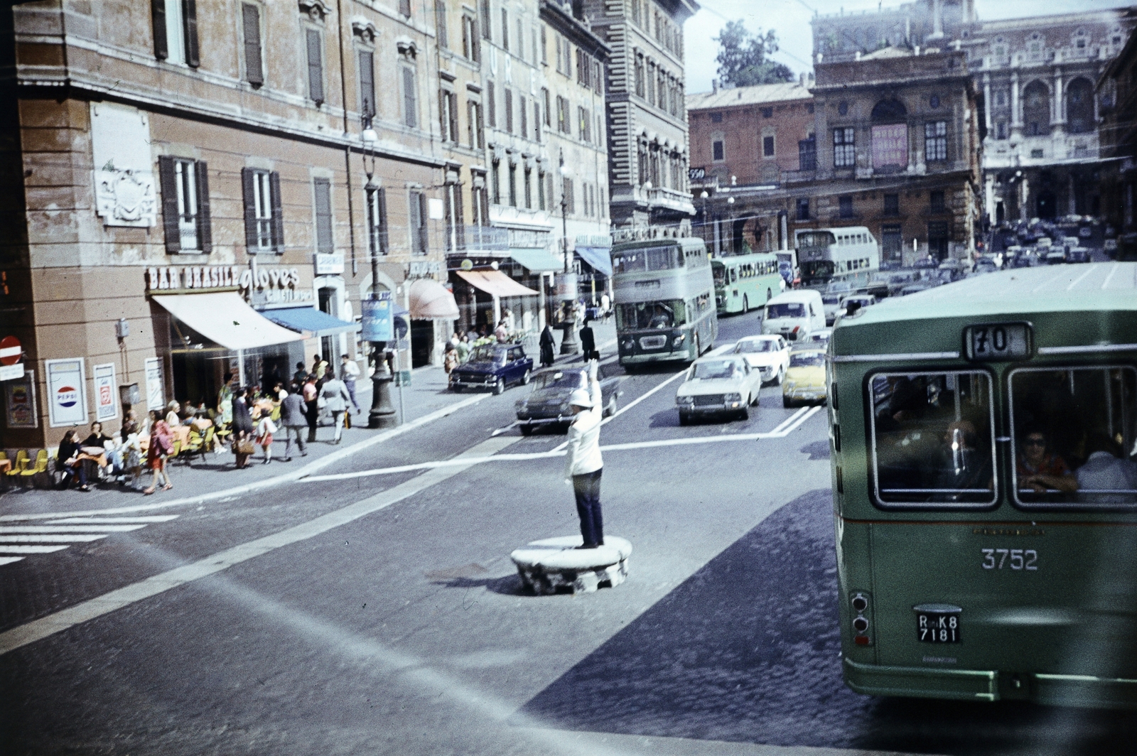 Italy, Rome, Piazza Venezia, szemben a Via Cesare Battisti., 1966, Monoki Miklós, double-decker, pulpit for police officers, Fortepan #276891