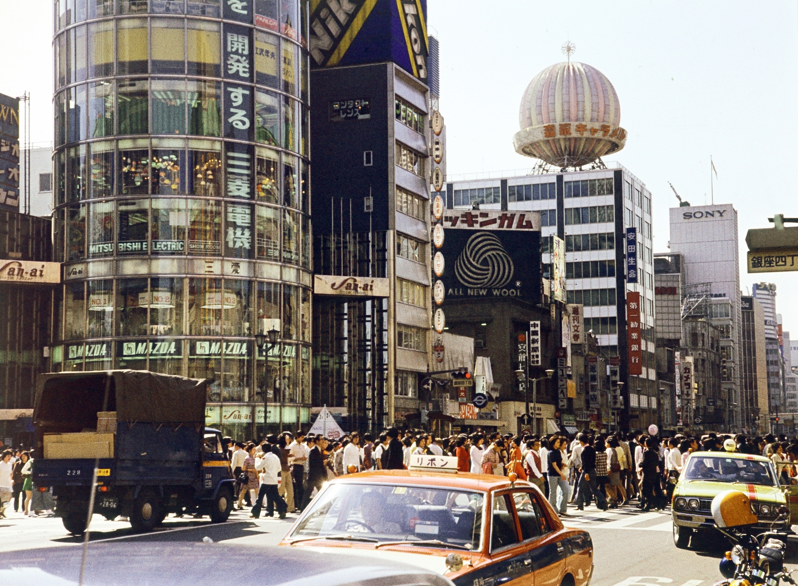 Japán, Tokió, Ginza-negyed, Chuo-dori és Harumi-dori kereszteződés szemben a San-ai épülete., 1969, Monoki Miklós, Fortepan #276905