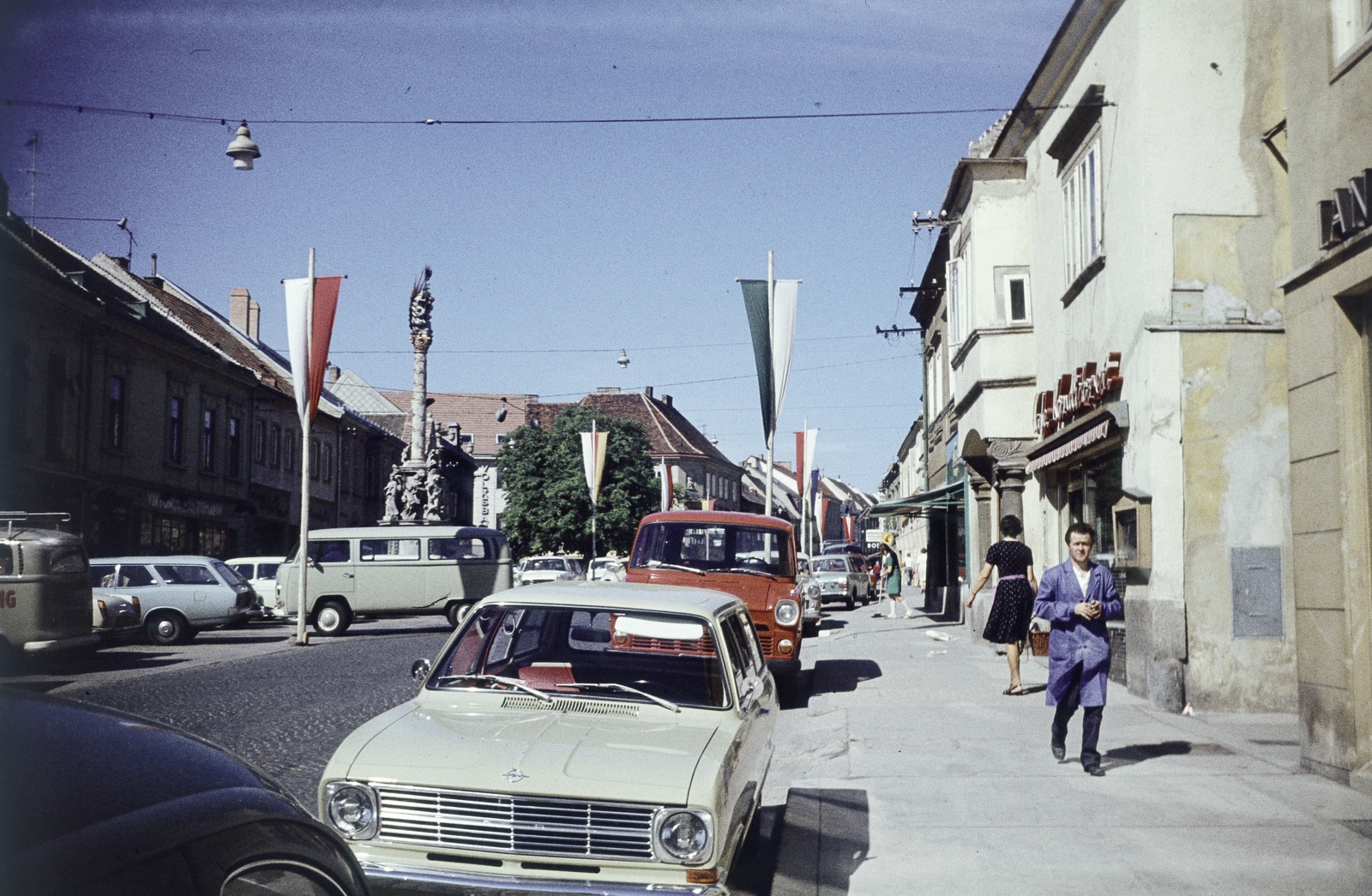 Austria, Eisenstadt, a Fö utca (Hauptstraße) az Albach József köz (Josef-Stanislaus-Albach-Gasse) és a Fanny Elßler köz (Fanny-Elßler-Gasse) közötti szakasza., 1970, Monoki Miklós, Opel-brand, Fortepan #276906