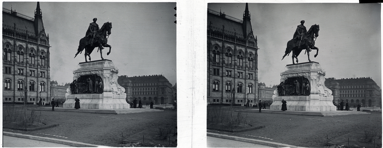 Hungary, Budapest V., Kossuth Lajos (Országház) tér, gróf Andrássy Gyula szobra (Zala György, 1906.) a Parlamenttől délre. Háttérben a Földművelésügyi Minisztérium épülete., 1907, Schoch Frigyes, sculpture, monument, relief, Imre Steindl-design, parliament, Neo-Gothic-style, stereophoto, eclectic architecture, Budapest, Gyula Andrássy-portrayal, György Zala-design, Fortepan #27691