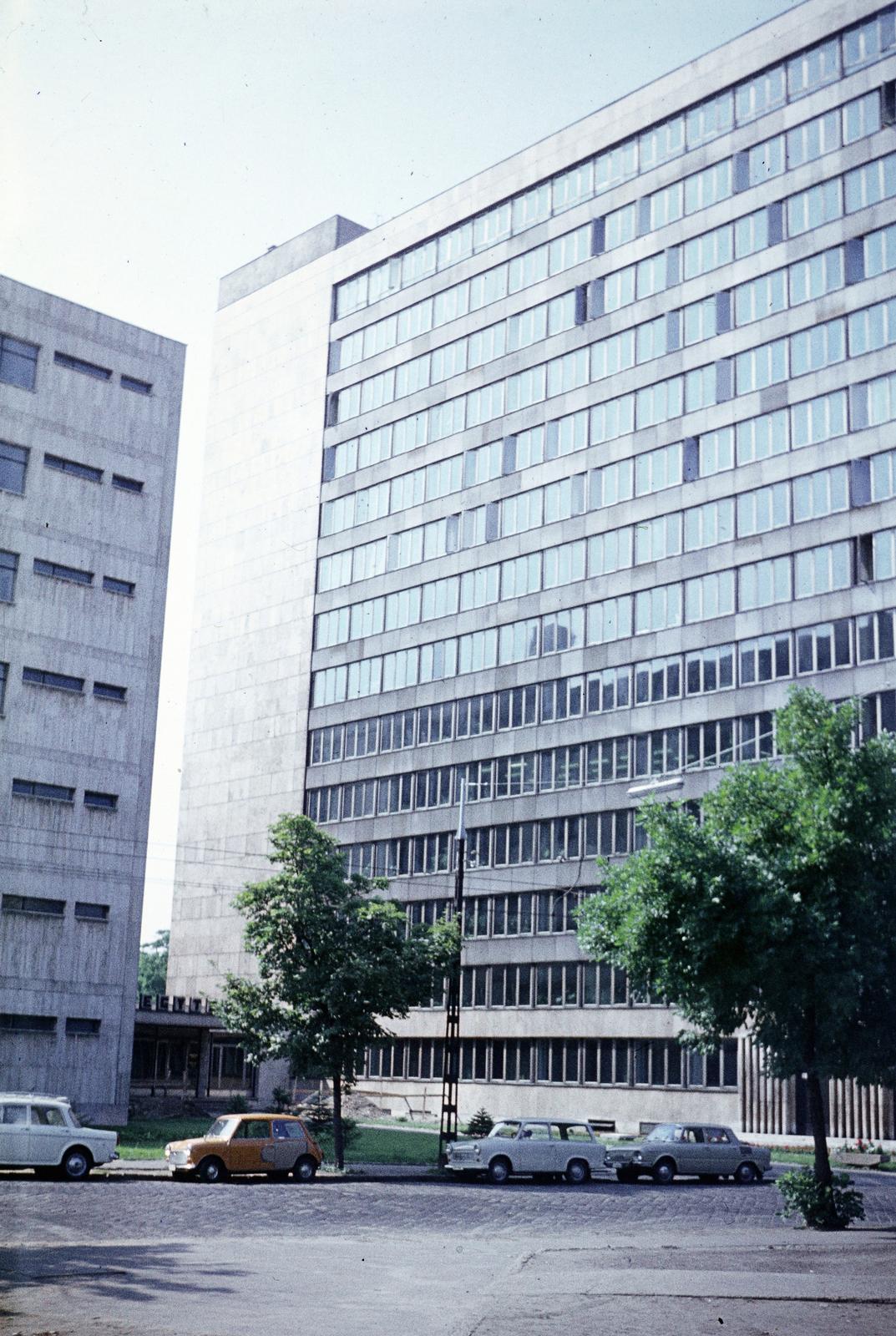 Hungary, Budapest XIV., Hungária körút - Erzsébet királyné útja sarok, szemben a Vegyipari Tervező Vállalat (VEGYTERV) székháza., 1974, Monoki Miklós, Budapest, Fortepan #276912