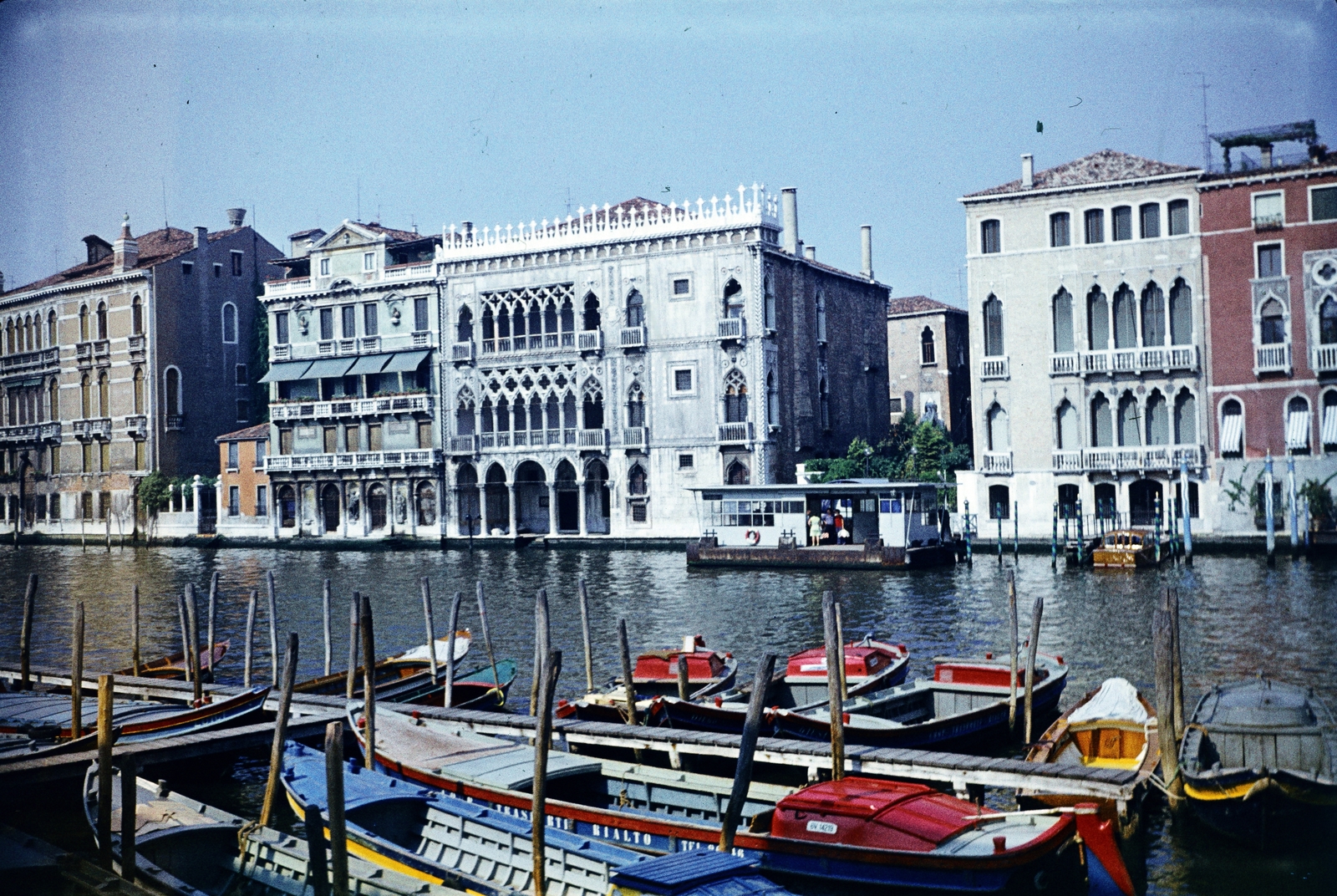 Olaszország, Velence, Canal Grande, szemben középen a Palazzo Santa Sofia, ismertebb nevén Ca' d'Oro (Aranyház)., 1970, Monoki Miklós, Fortepan #276920