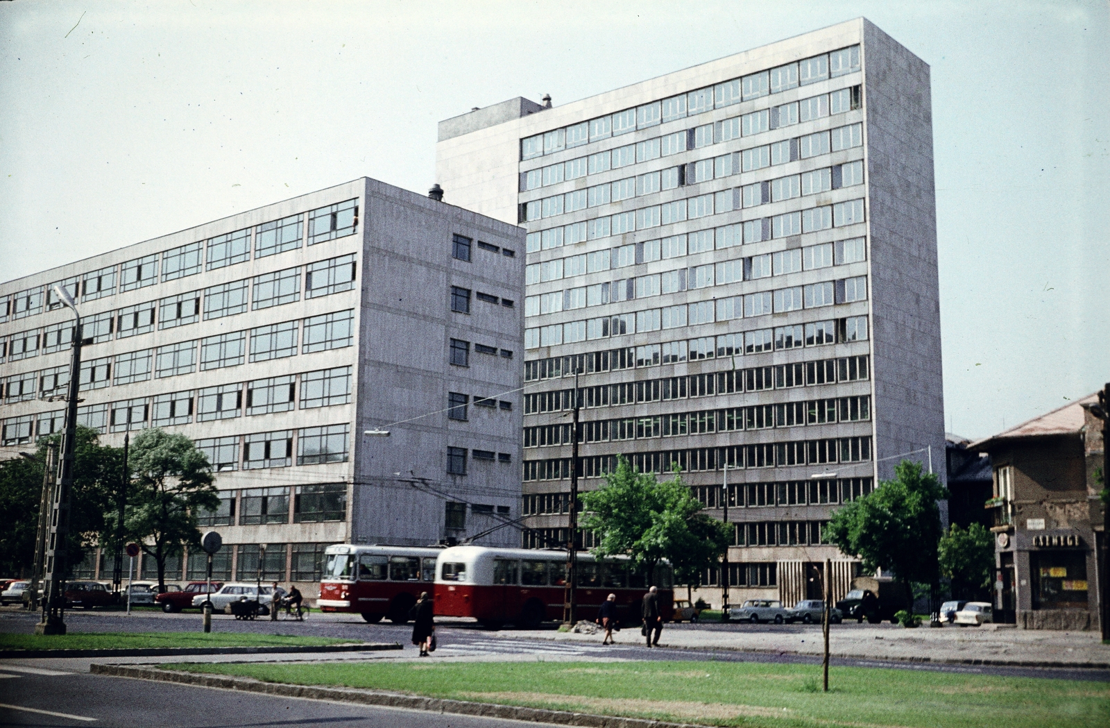 Hungary, Budapest XIV., Hungária körút az Erzsébet királyné útja kereszteződésénél, szemben a Vegyipari Tervező Vállalat (VEGYTERV) székháza., 1974, Monoki Miklós, Budapest, trolley bus, crosswalk, bicycle, Fortepan #276929
