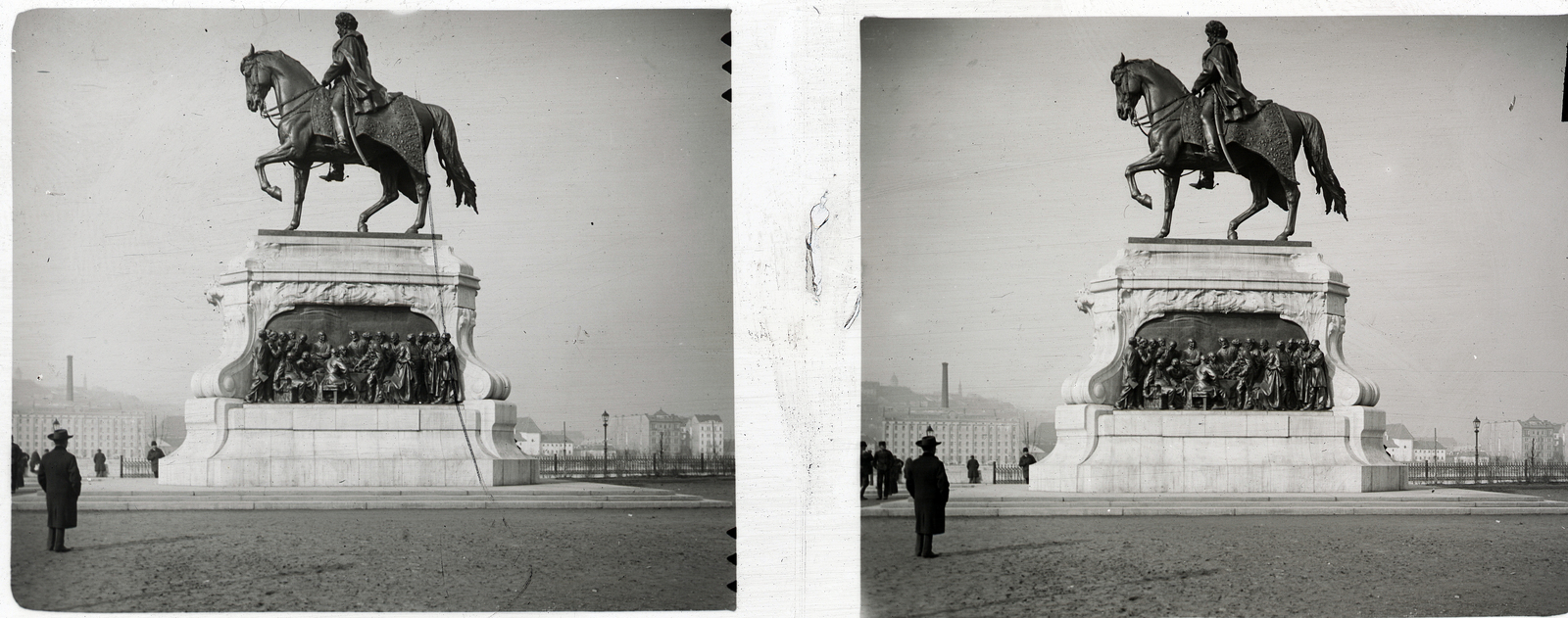 Hungary, Budapest V., Kossuth Lajos (Országház) tér, gróf Andrássy Gyula szobra (Zala György, 1906.) a Parlamenttől délre. Háttérben a budai Duna-part., 1907, Schoch Frigyes, sculpture, monument, relief, stereophoto, Budapest, Gyula Andrássy-portrayal, György Zala-design, Fortepan #27693