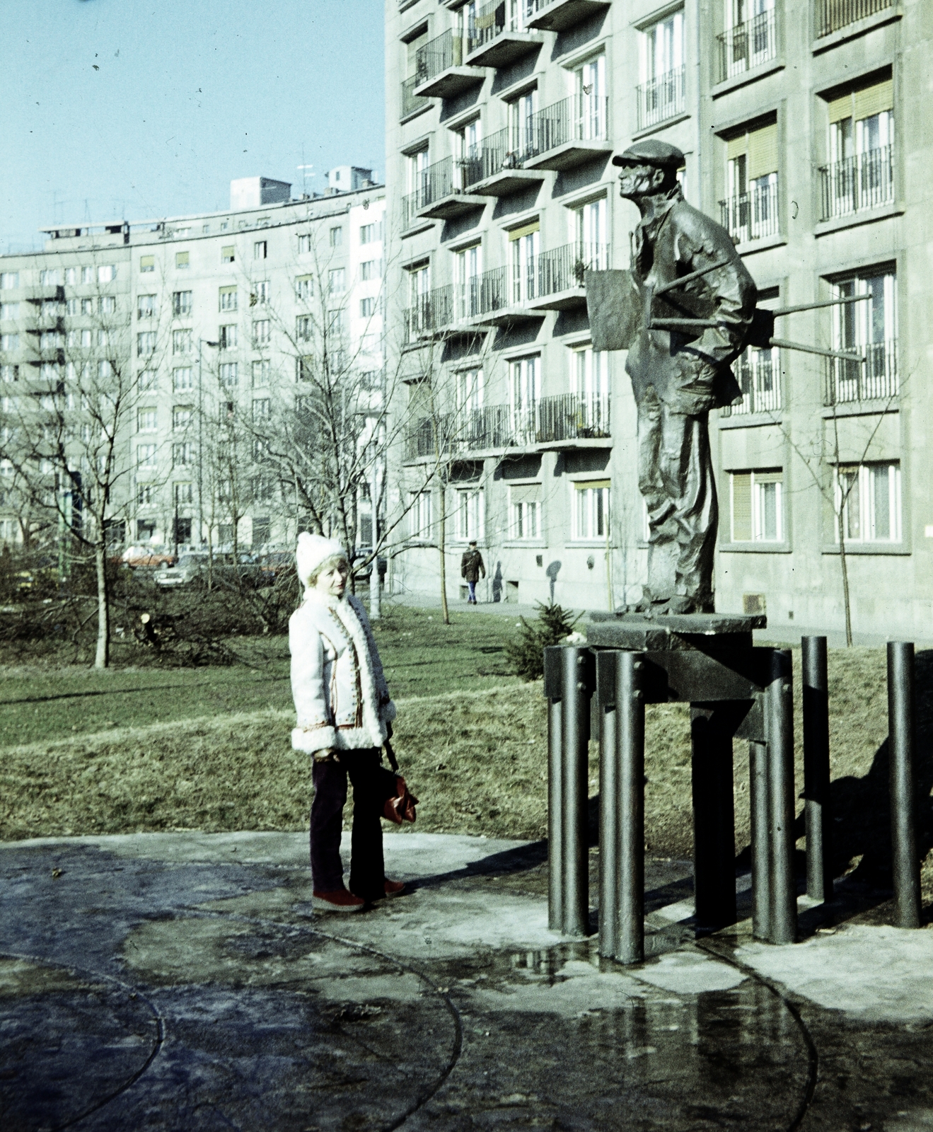 Hungary, Budapest XI., az Egry József utca - Irinyi József utca - Karinthy Frigyes út határolta háztömb előtt, Marton László szobrászművész Egry József festőművészről készített alkotása (1980)., 1980, Monoki Miklós, Budapest, Fortepan #276930