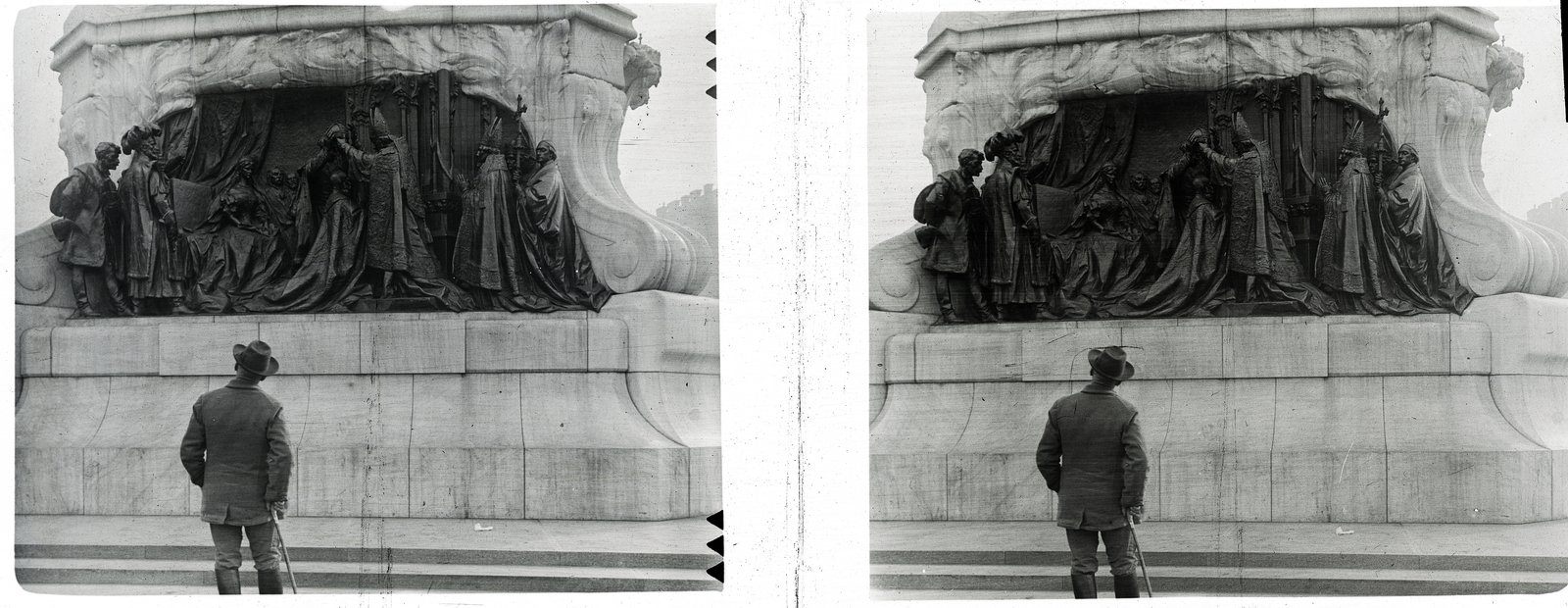 Magyarország, Budapest V., Kossuth Lajos (Országház) tér, gróf Andrássy Gyula szobrának (Zala György, 1906.) talapzata, Ferenc József megkoronázásának domborművével., 1907, Schoch Frigyes, szobor, emlékmű, dombormű, sztereófotó, Budapest, Andrássy Gyula-ábrázolás, Zala György-terv, Fortepan #27694