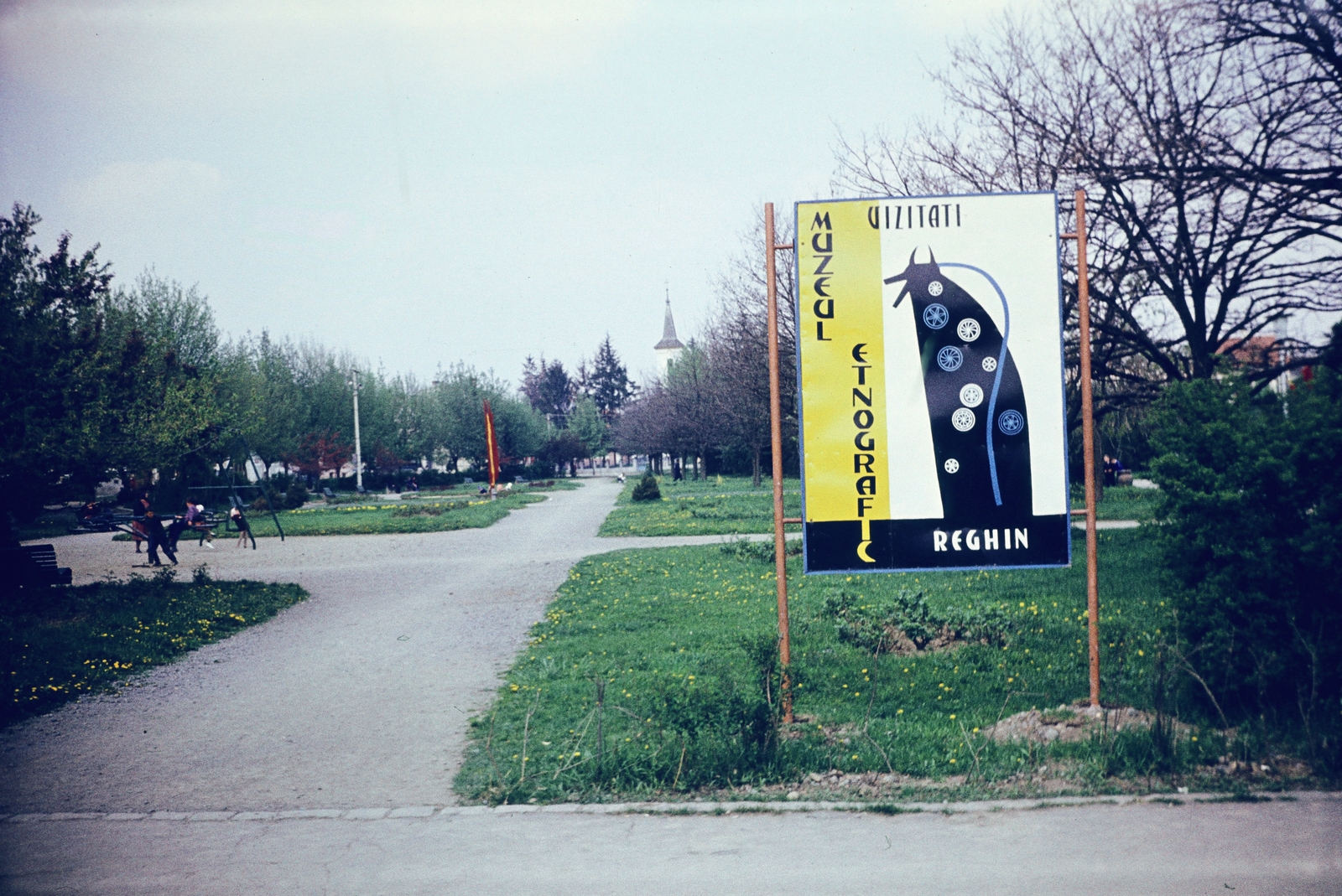 Romania,Transylvania, Reghin, Piaţa Petru Maior, háttérben az Urunk mennybemenetele ortodox templom (Biserica ortodoxă „Înălțarea Domnului") tornya., 1974, Monoki Miklós, Fortepan #276940