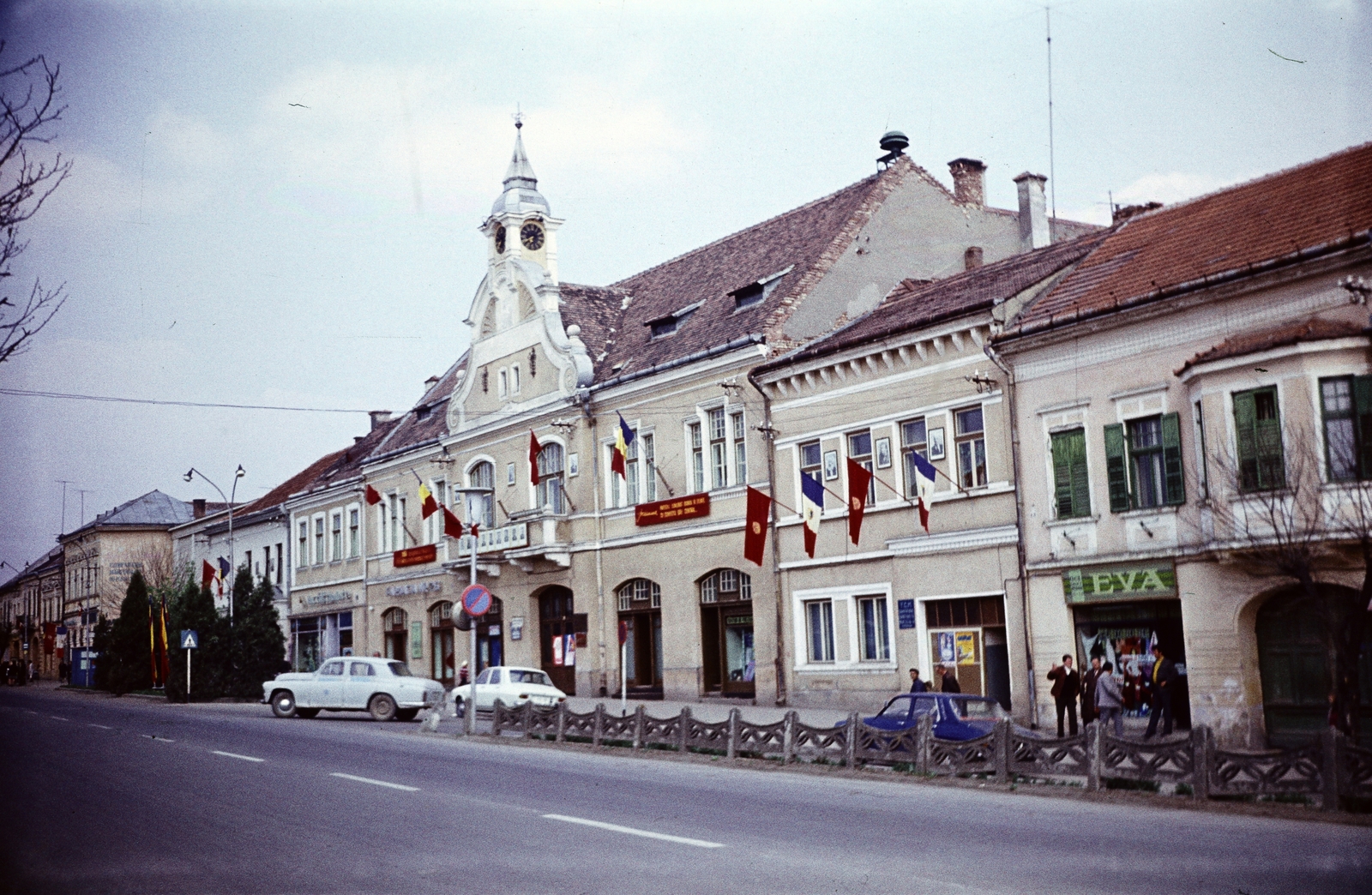 Romania,Transylvania, Reghin, Piaţa Petru Maior, Városháza., 1974, Monoki Miklós, Fortepan #276941